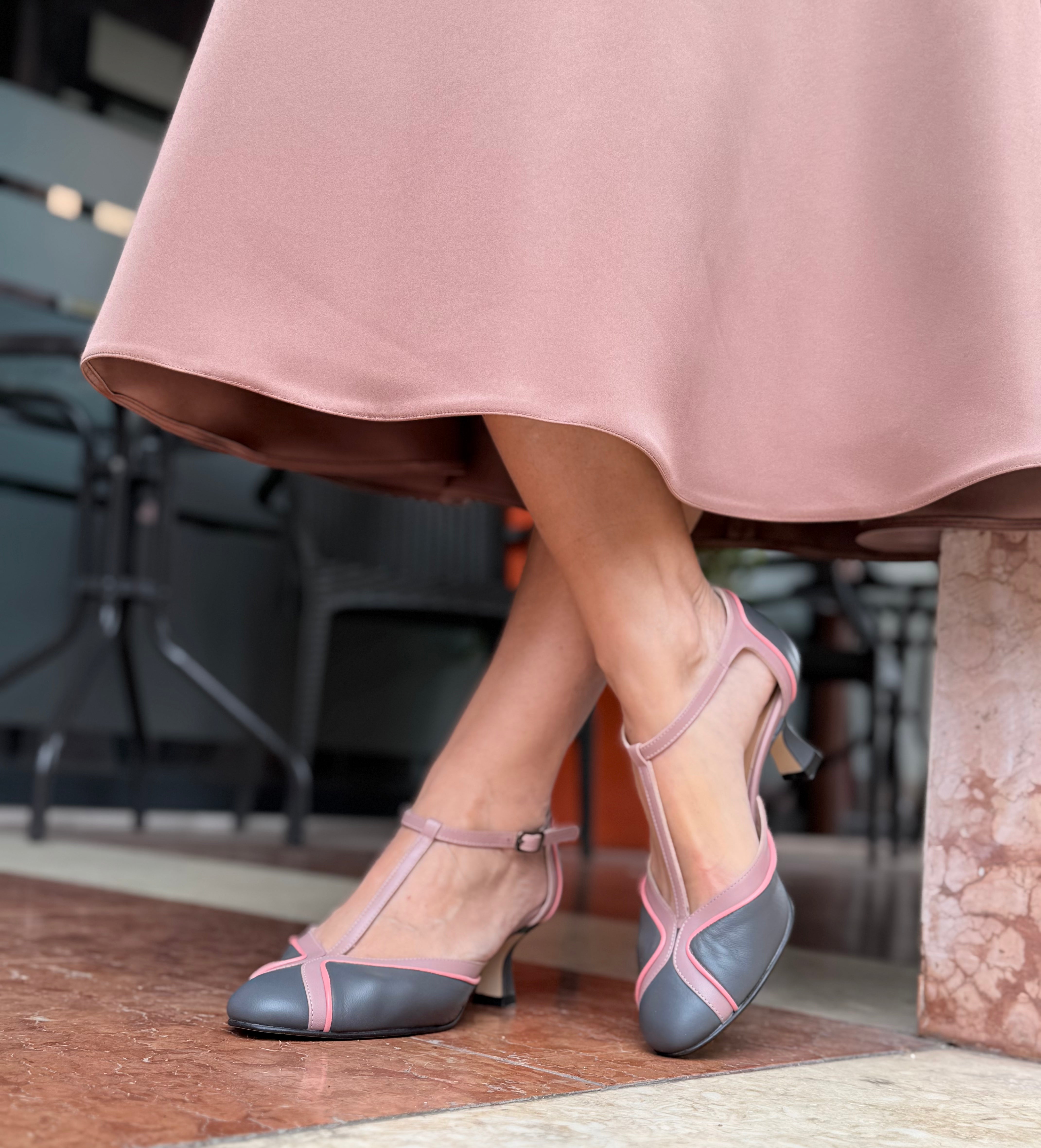 Strauss Grey t bar in nappa grigia con profilo rosa con tacco