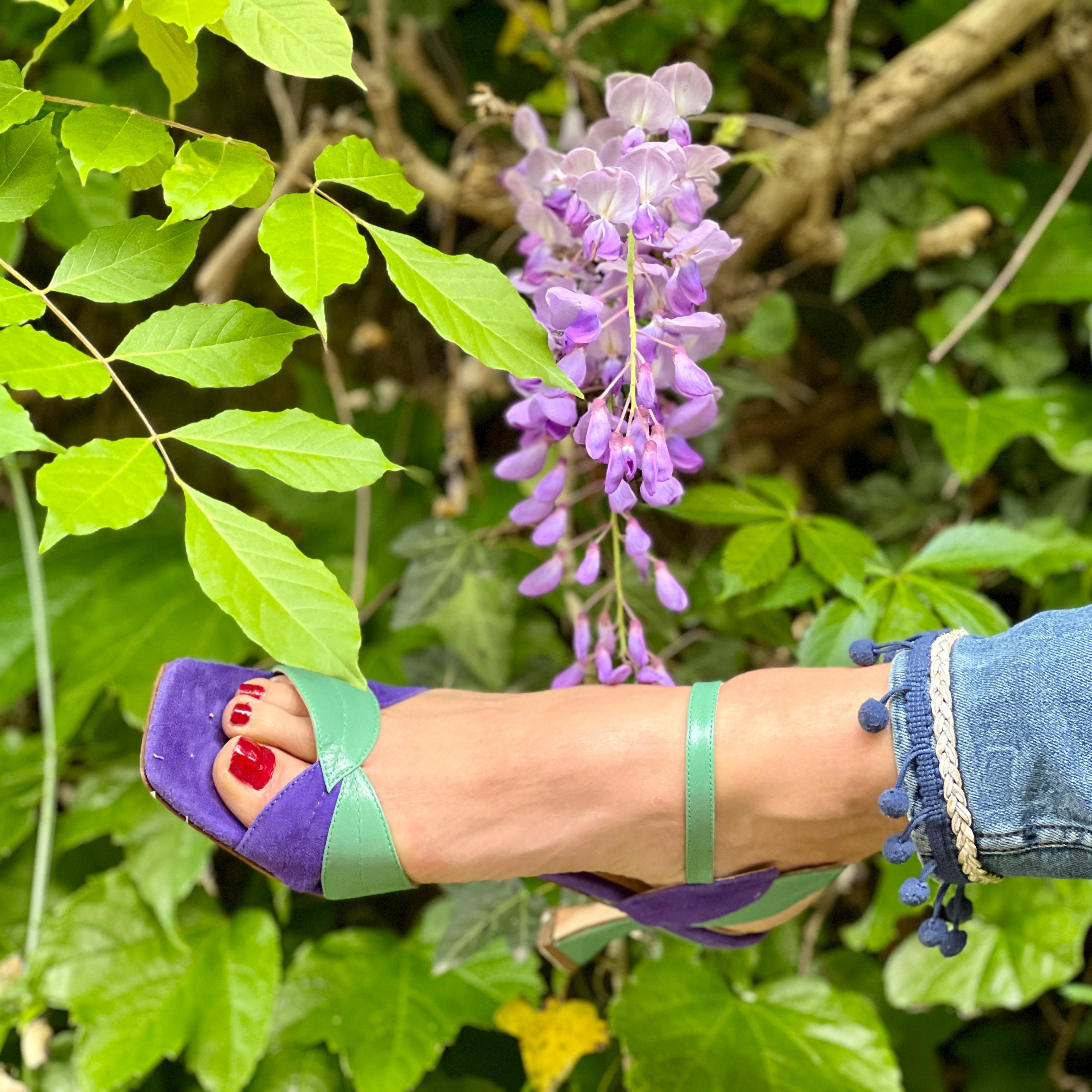 Mercurio Violet sandalo con tacco 7,5 cm. in camoscio viola e nappa verde artigianale Toscano