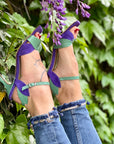 Mercurio Violet sandalo con tacco 7,5 cm. in camoscio viola e nappa verde artigianale Toscano