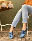 Juno Blue scarpina bassa in nappa e laminato blu rialzo interno 3,5cm artigianale marchigiana