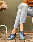 Juno Blue scarpina bassa in nappa e laminato blu rialzo interno 3,5cm artigianale marchigiana