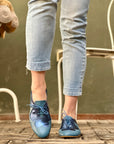 Juno Blue scarpina bassa in nappa e laminato blu rialzo interno 3,5cm artigianale marchigiana