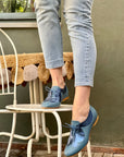 Juno Blue scarpina bassa in nappa e laminato blu rialzo interno 3,5cm artigianale marchigiana