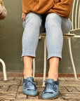 Juno Blue scarpina bassa in nappa e laminato blu rialzo interno 3,5cm artigianale marchigiana