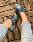Juno Blue scarpina bassa in nappa e laminato blu rialzo interno 3,5cm artigianale marchigiana