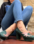 Suzi Green decollete anni 70 in camoscio verde tacco 8.5cm plateau 3cm artigianale marchigiana