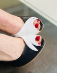 Elsa Black decollete open toe aperta a lato con tacco 7 cm in nappa bianca e nera artigianale