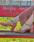 Degas Baby decollete con tacco 6 cm aperta ai lati in camoscio rosa Lagattaconglistivali
