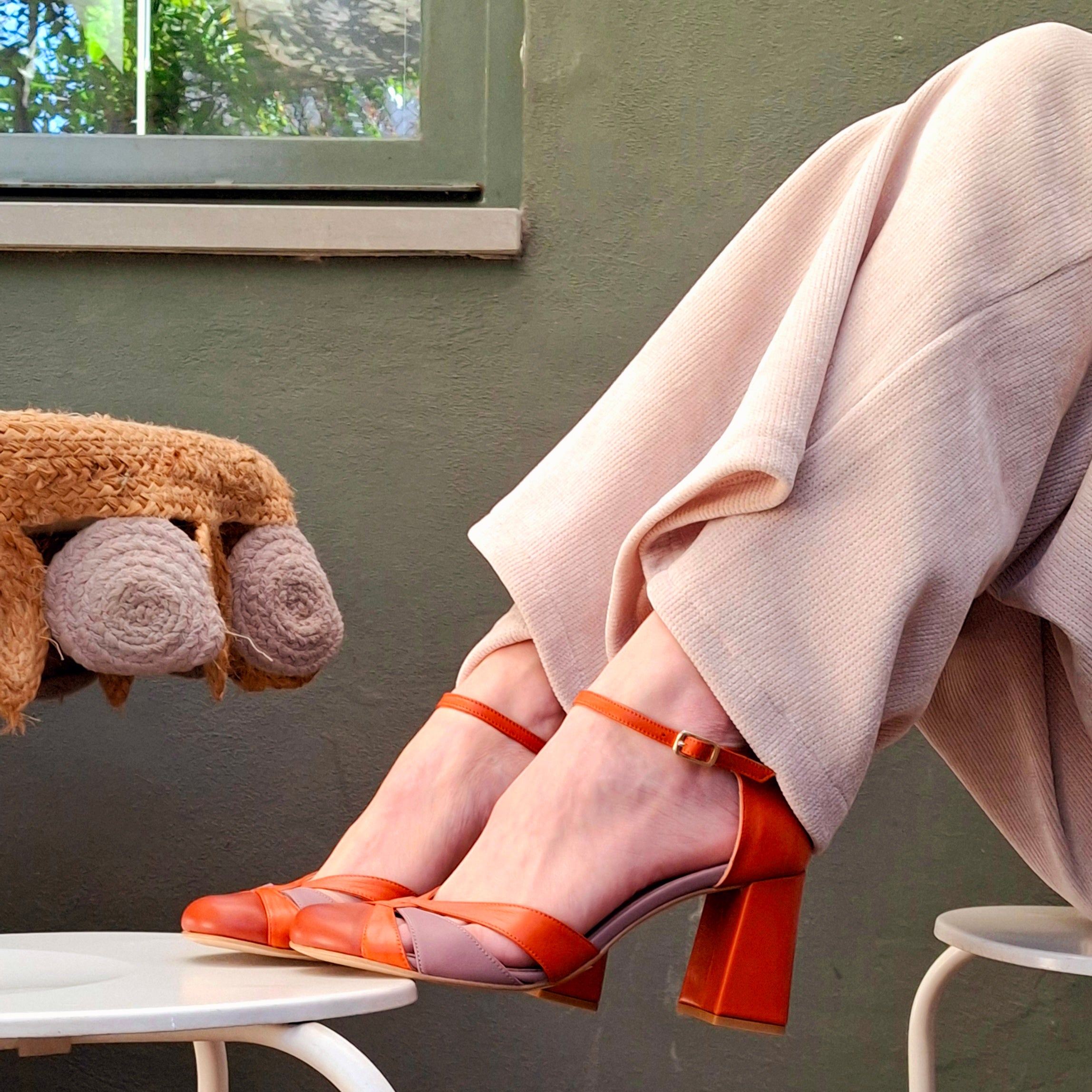 Image of Chains Brick decolletè con cinturino in nappa marrone tacco 8 artigianale marchigiana