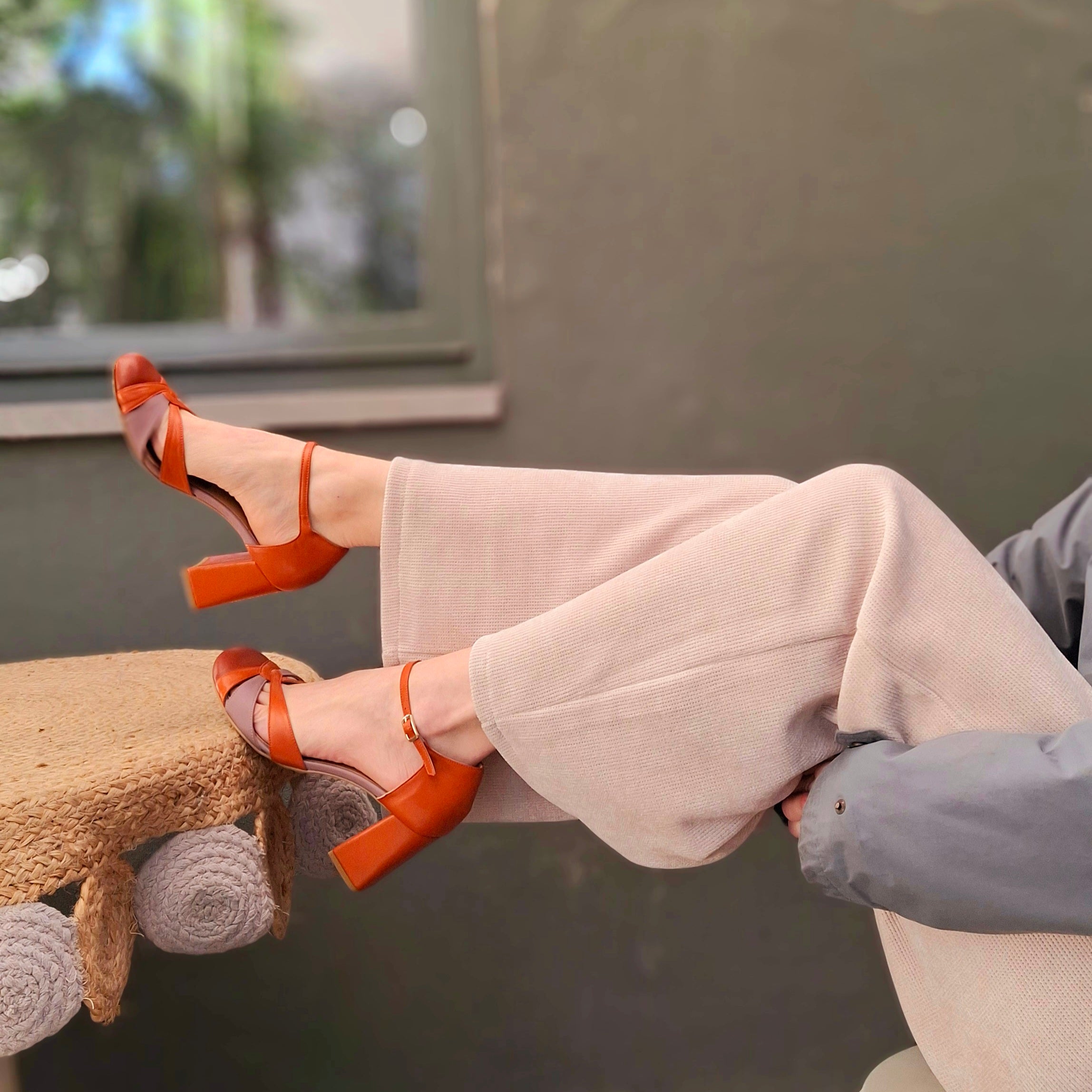 Image of Chains Brick decolletè con cinturino in nappa marrone tacco 8 artigianale marchigiana