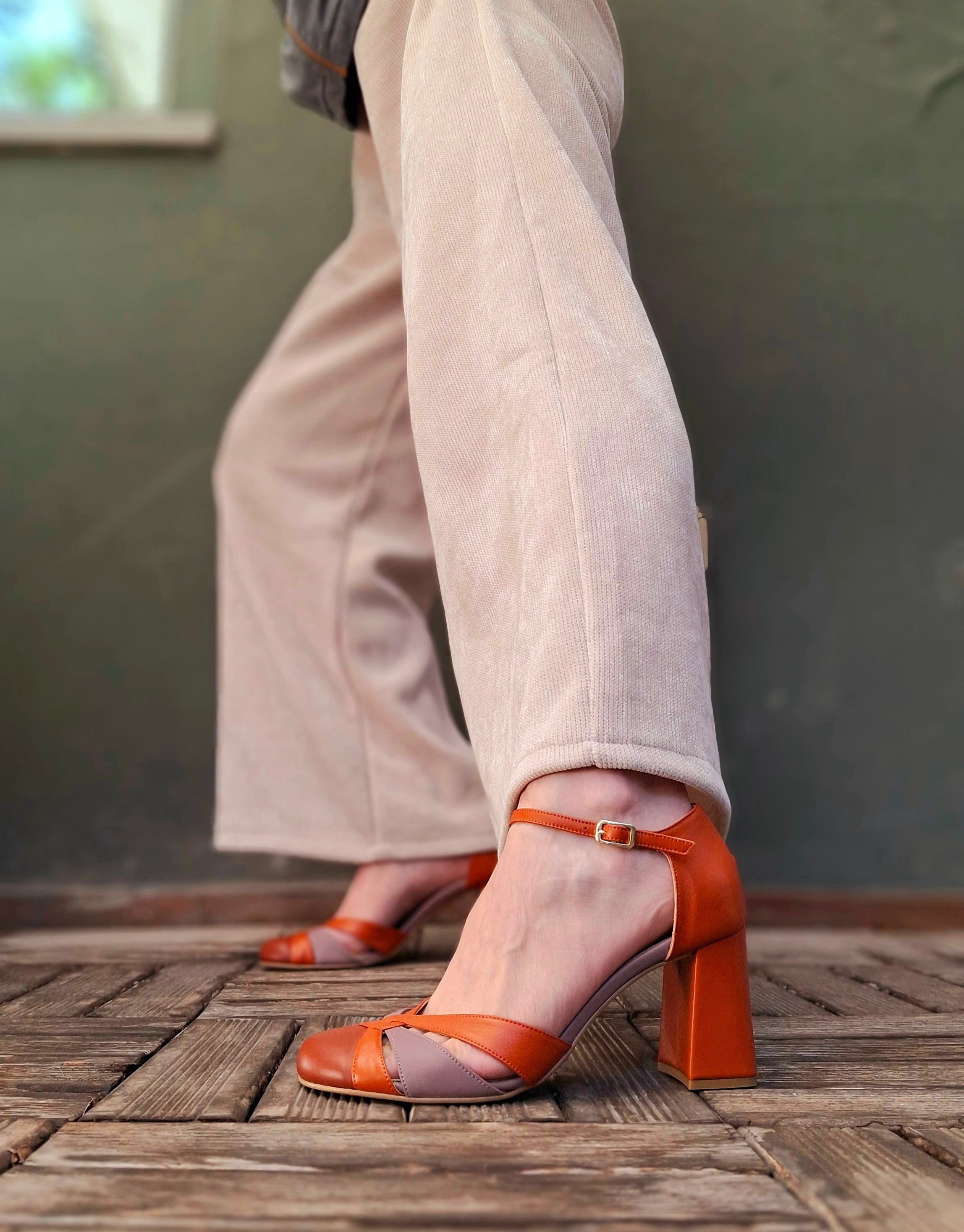 Image of Chains Brick decolletè con cinturino in nappa marrone tacco 8 artigianale marchigiana