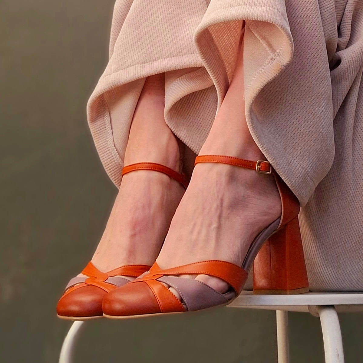 Image of Chains Brick decolletè con cinturino in nappa marrone tacco 8 artigianale marchigiana