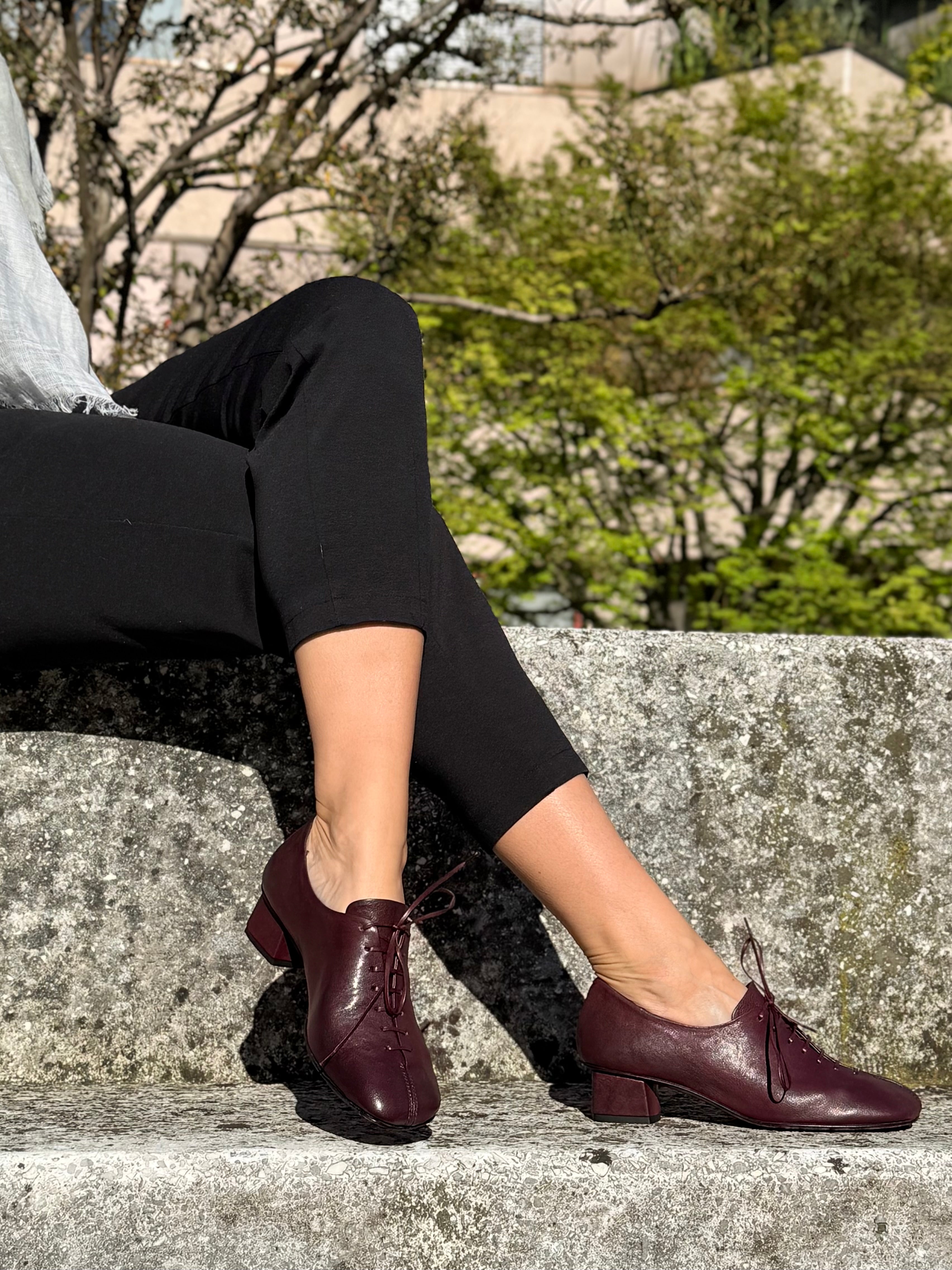 Image of Magda Bordò scarpa bassa allacciata in nappa bordeaux tacco 3.5 lav. artigianale marchigiana