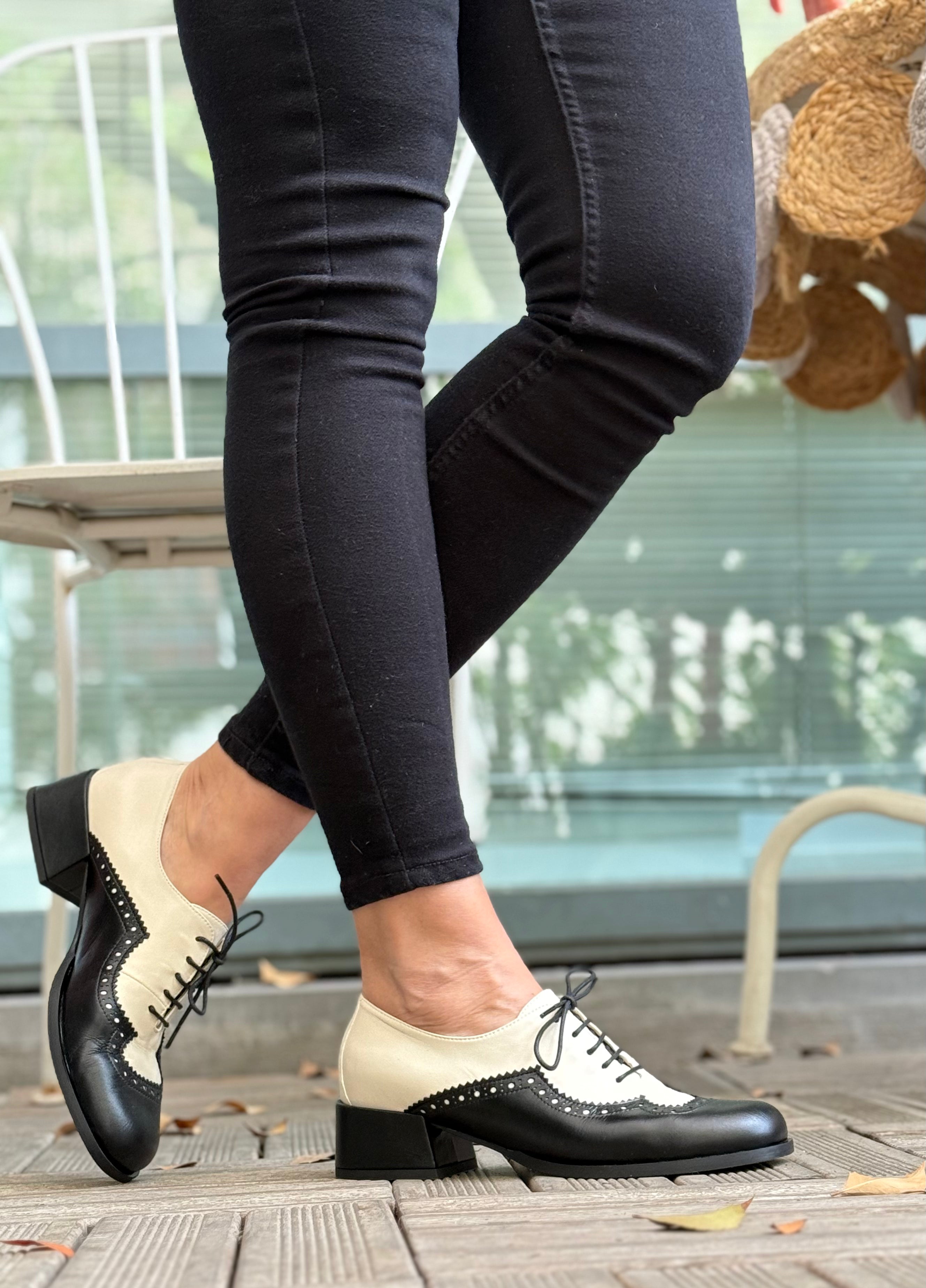 Image of Sirio Black scarpina bassa allacciata in nappa panna e nera  tacco 4 cm artigianale marchigiana