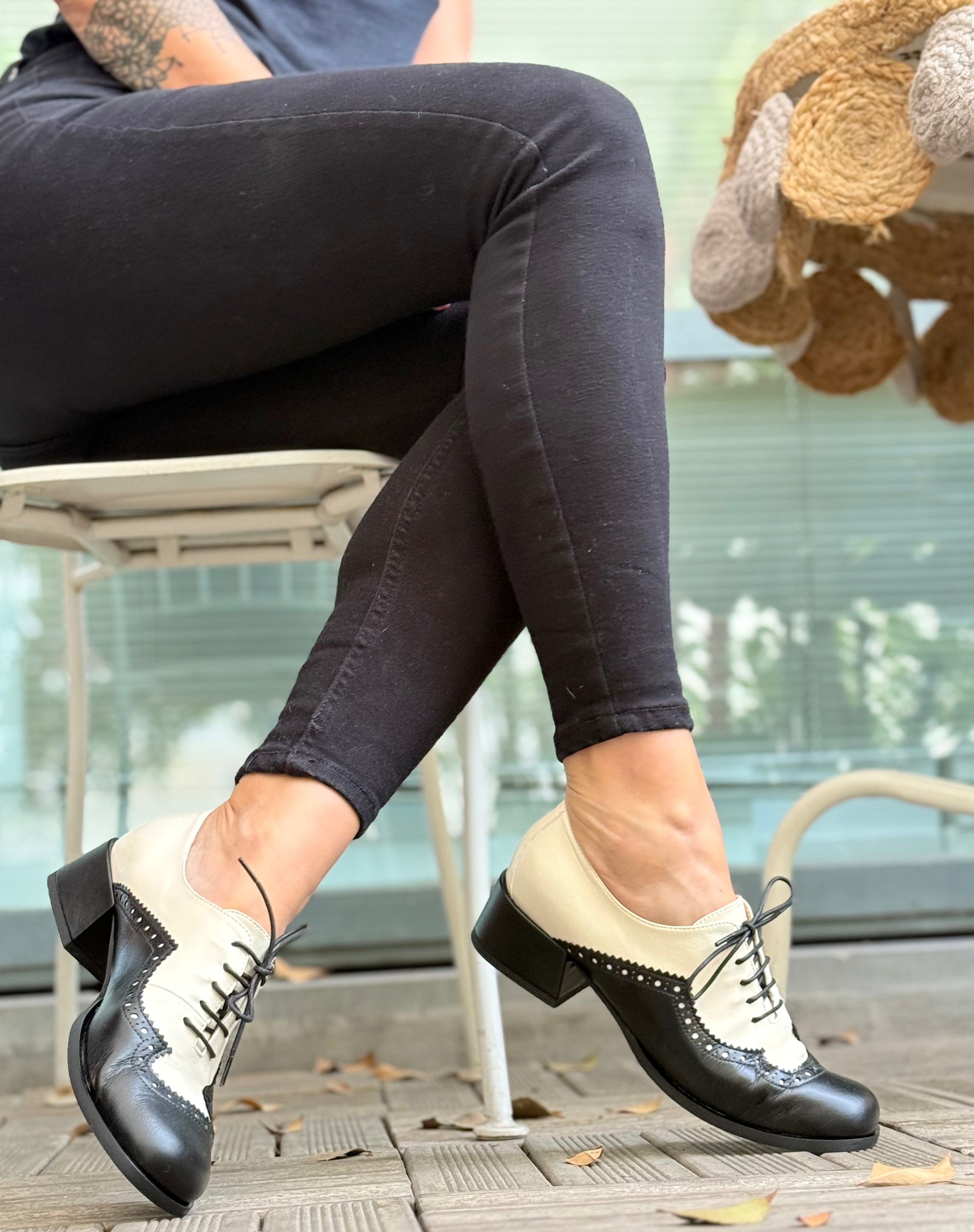 Image of Sirio Black scarpina bassa allacciata in nappa panna e nera  tacco 4 cm artigianale marchigiana