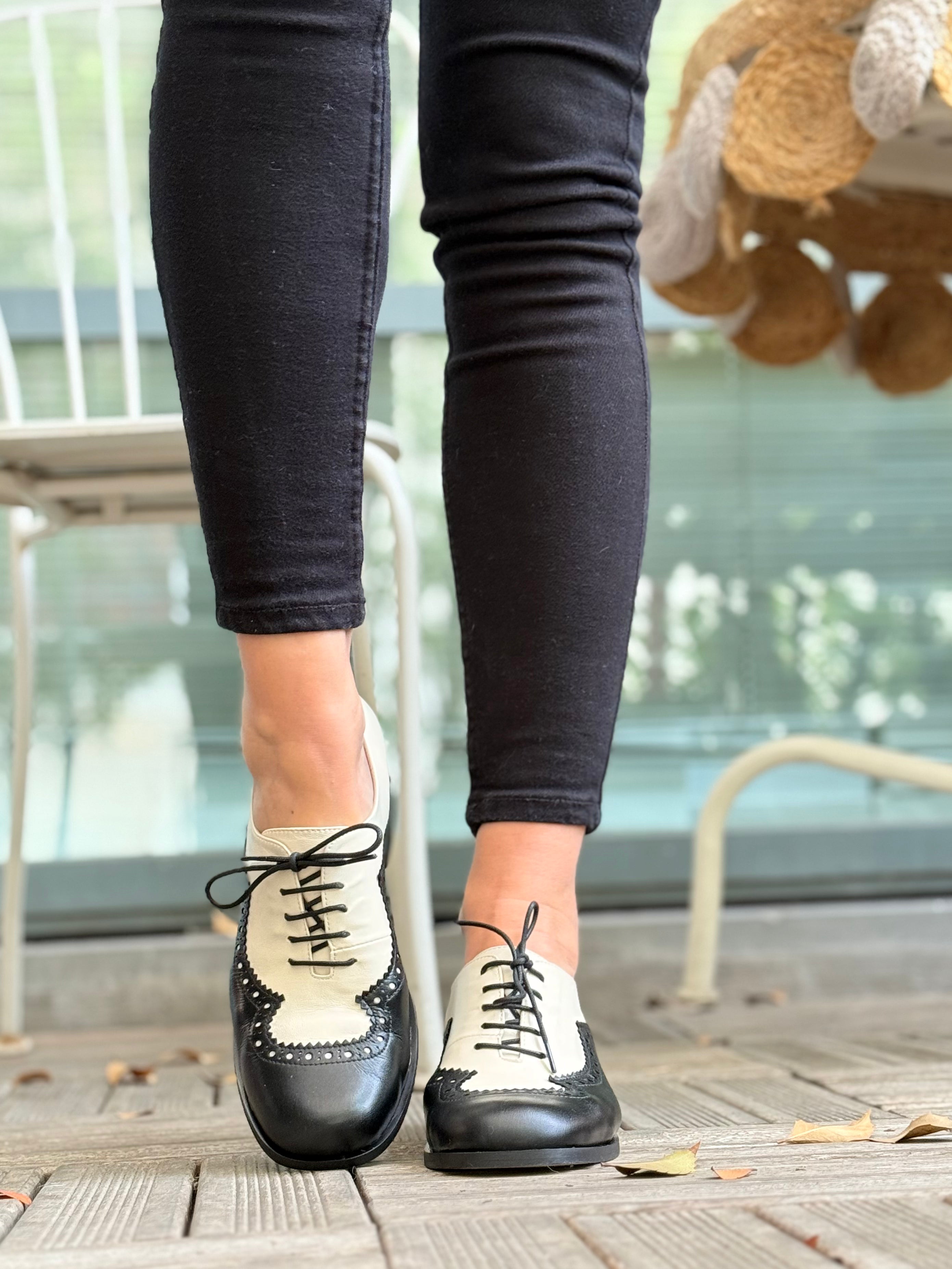 Image of Sirio Black scarpina bassa allacciata in nappa panna e nera  tacco 4 cm artigianale marchigiana