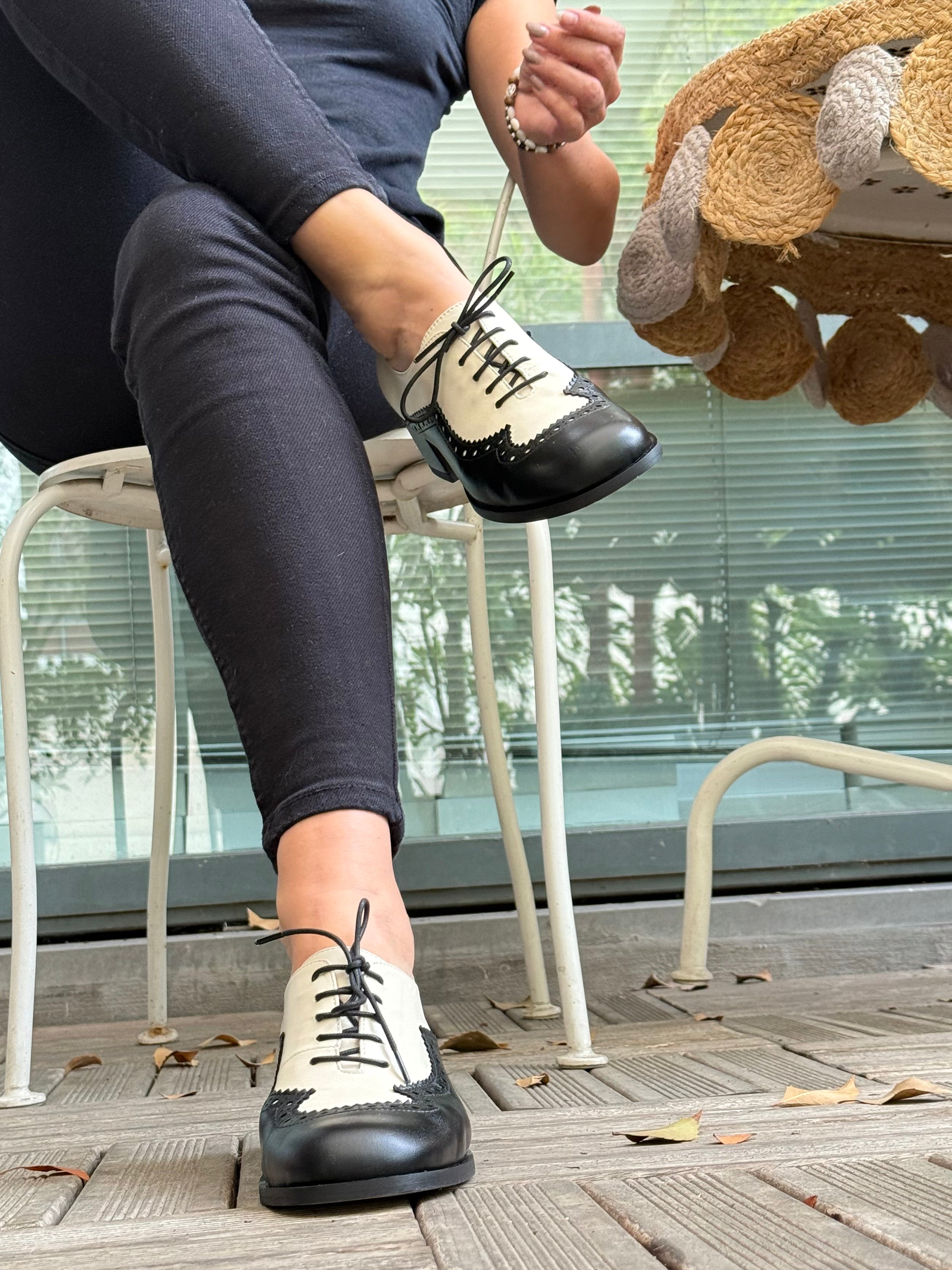 Image of Sirio Black scarpina bassa allacciata in nappa panna e nera  tacco 4 cm artigianale marchigiana