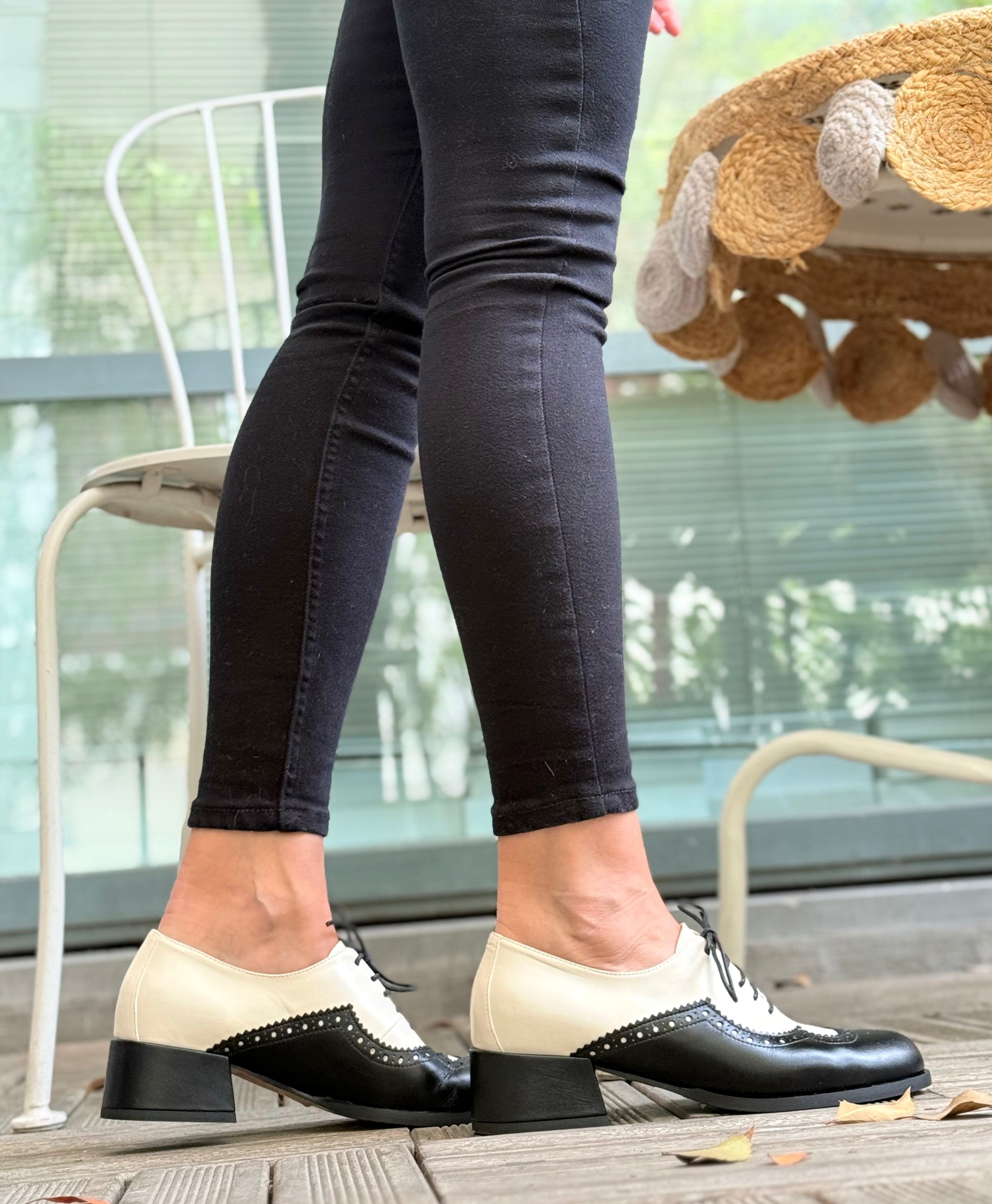 Image of Sirio Black scarpina bassa allacciata in nappa panna e nera  tacco 4 cm artigianale marchigiana