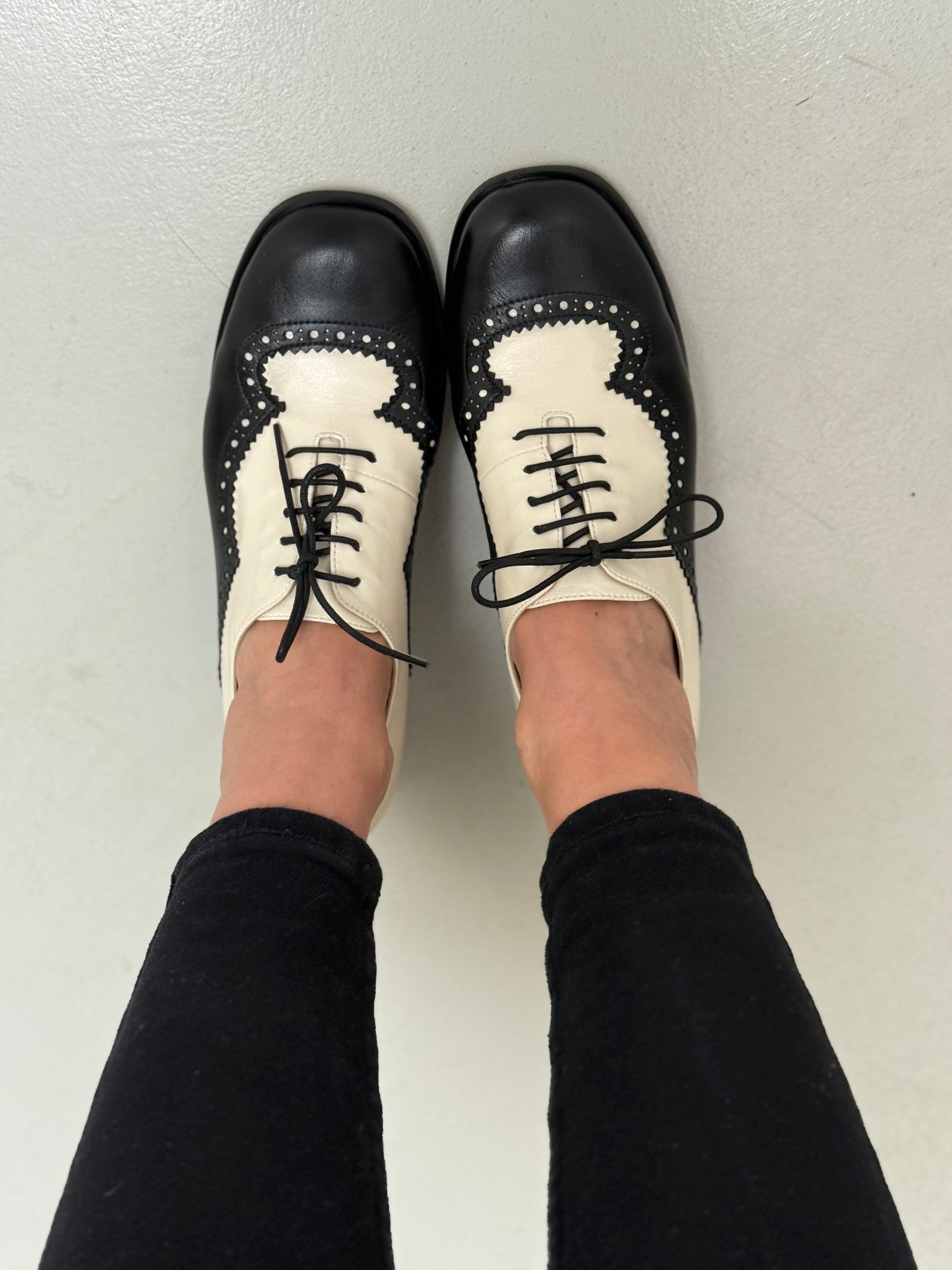 Image of Sirio Black scarpina bassa allacciata in nappa panna e nera  tacco 4 cm artigianale marchigiana