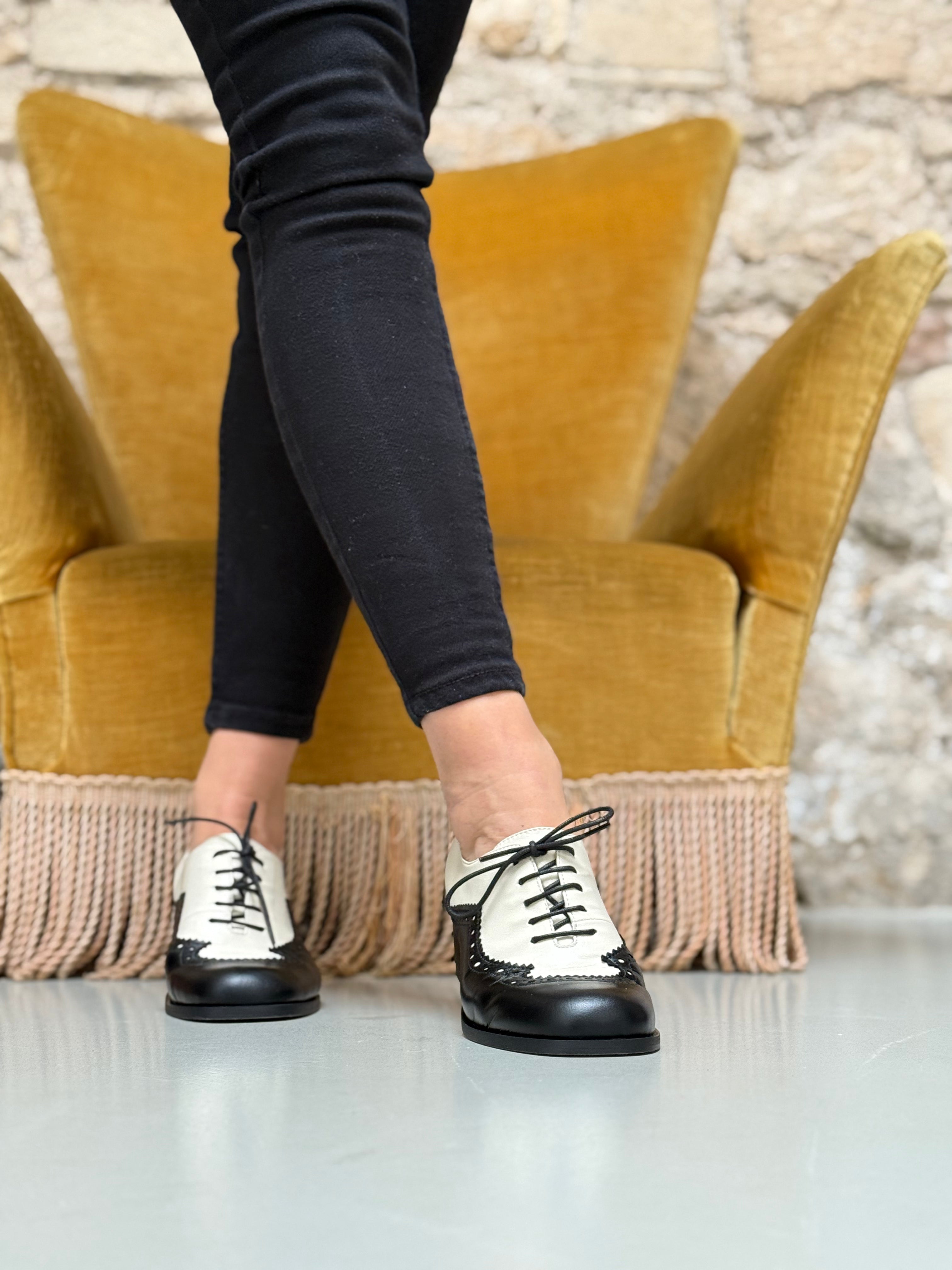 Image of Sirio Black scarpina bassa allacciata in nappa panna e nera  tacco 4 cm artigianale marchigiana