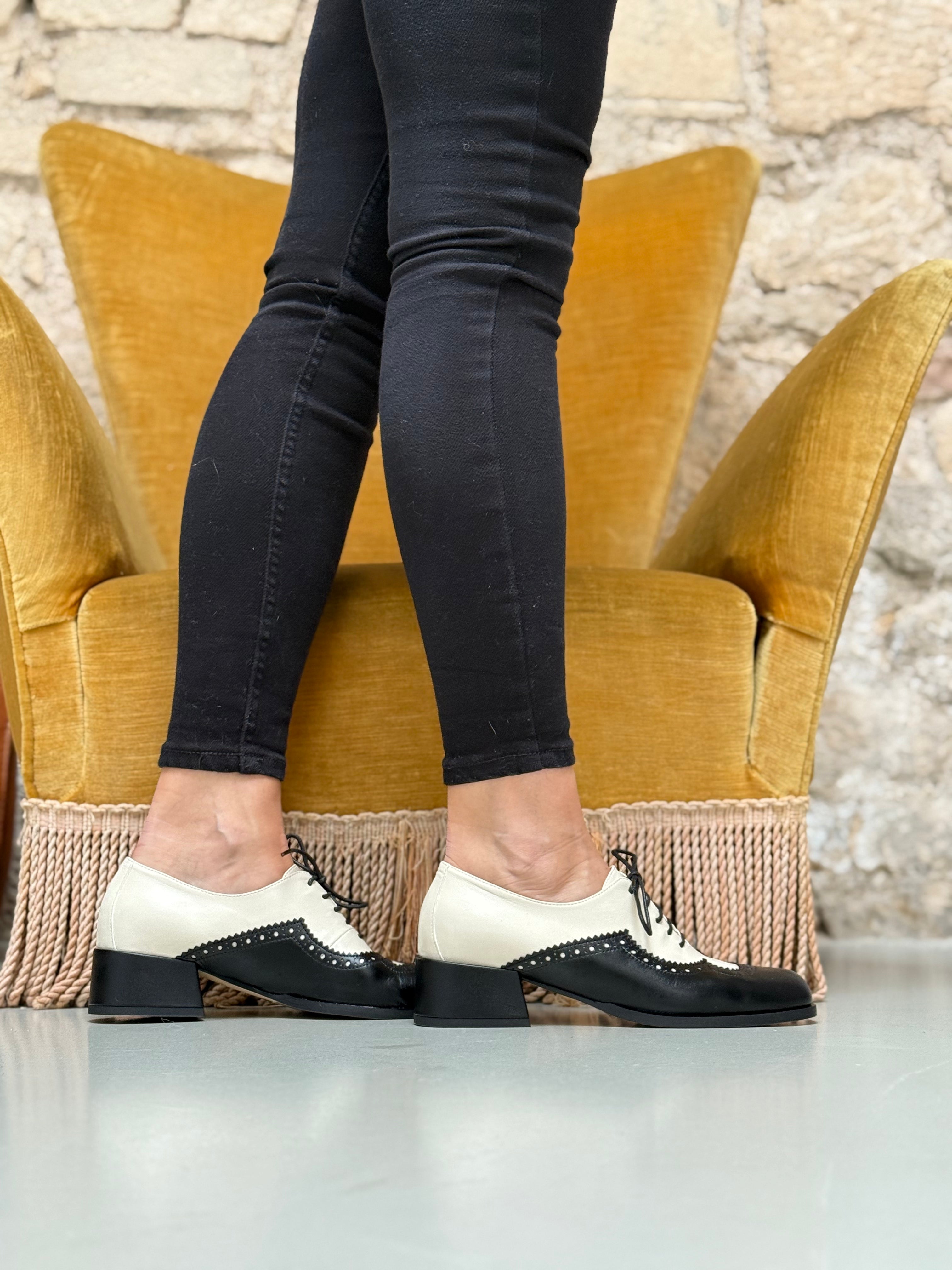 Image of Sirio Black scarpina bassa allacciata in nappa panna e nera  tacco 4 cm artigianale marchigiana