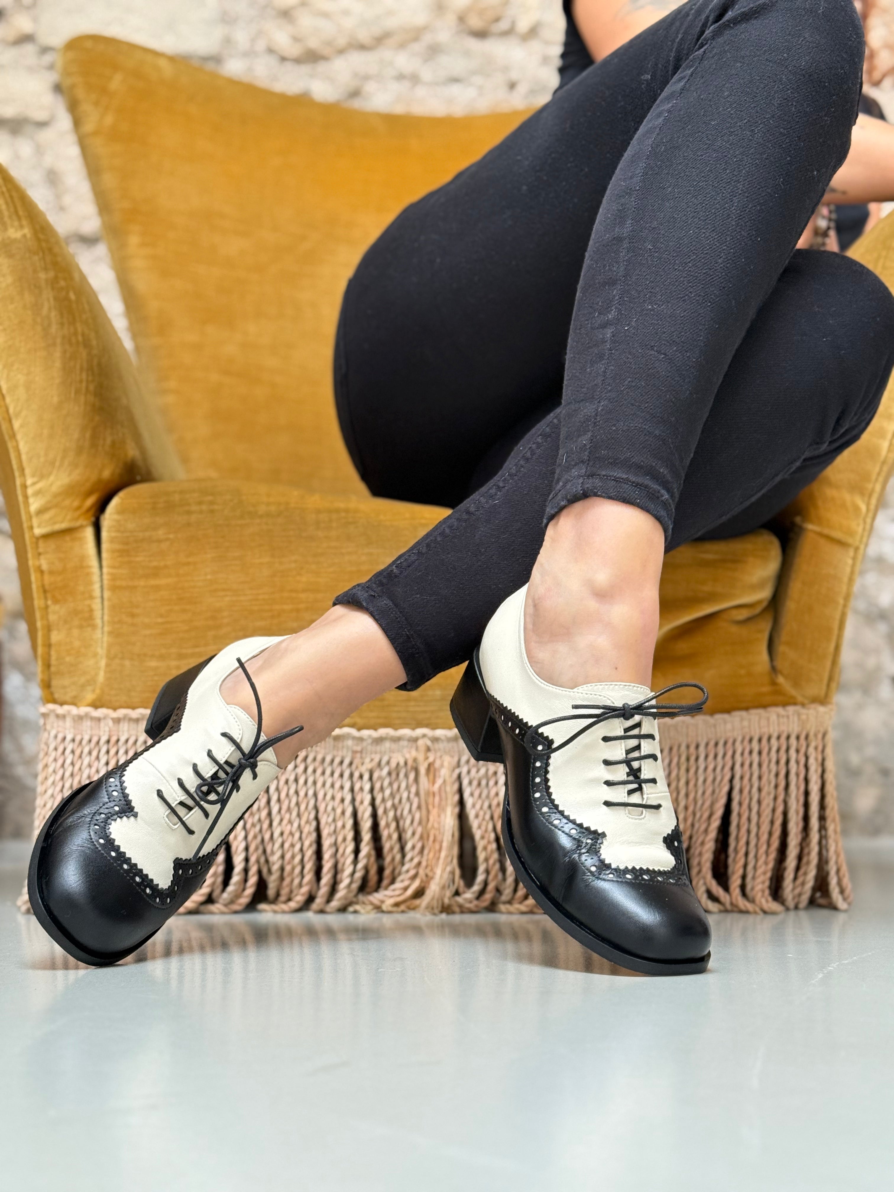 Image of Sirio Black scarpina bassa allacciata in nappa panna e nera  tacco 4 cm artigianale marchigiana