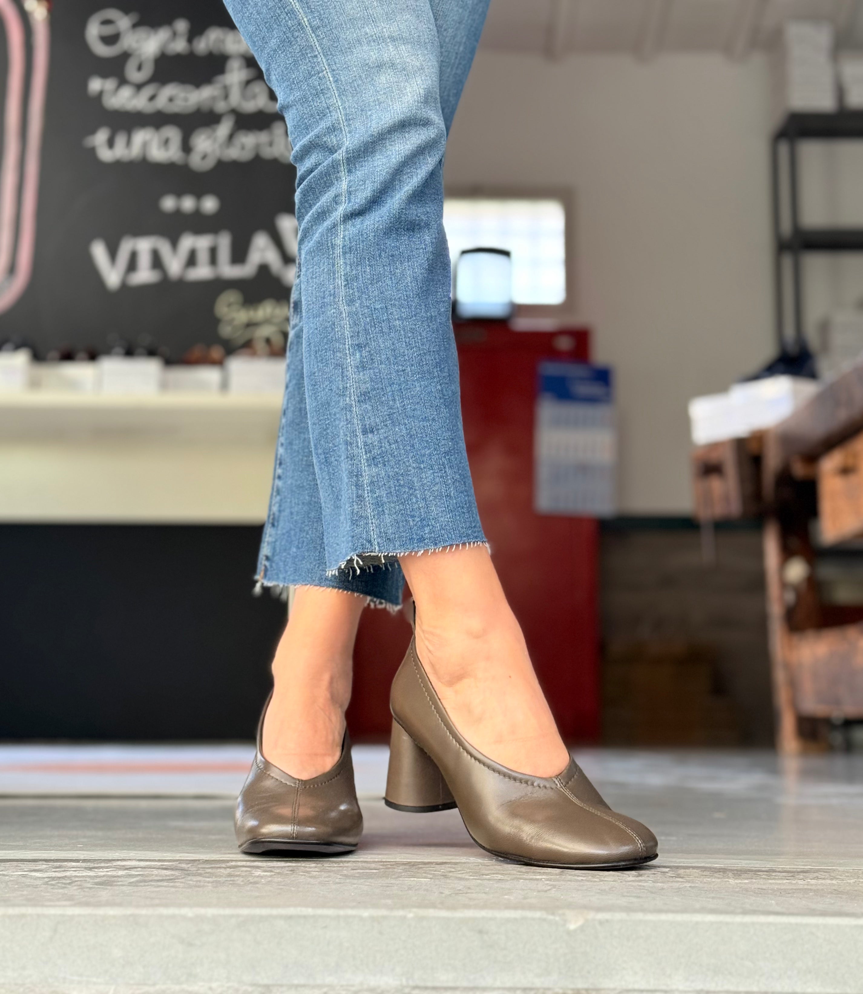 Image of Margie Fango decollete in nappa verde  tacco 7 artigianale marchigiana