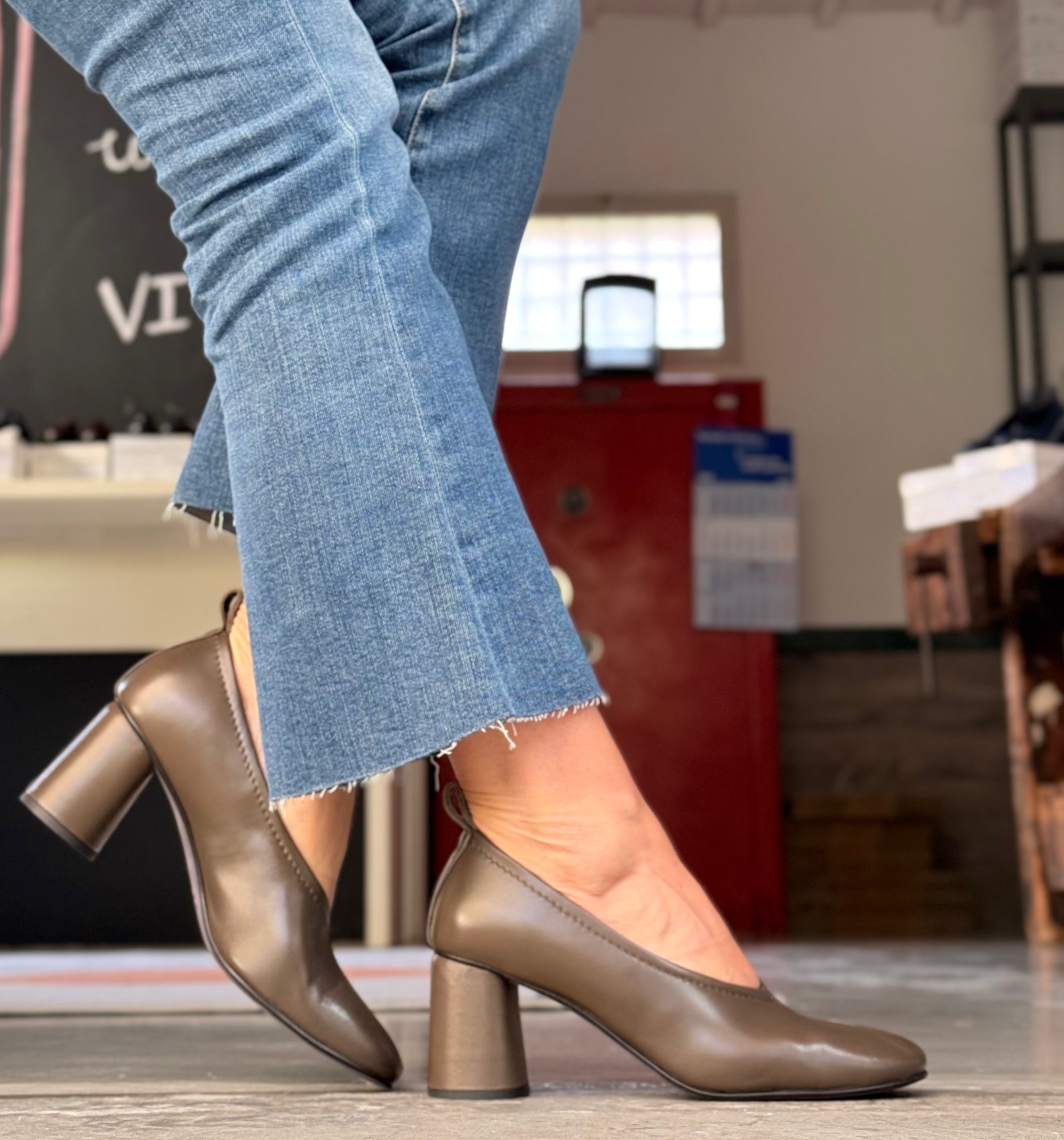 Image of Margie Fango decollete in nappa verde  tacco 7 artigianale marchigiana