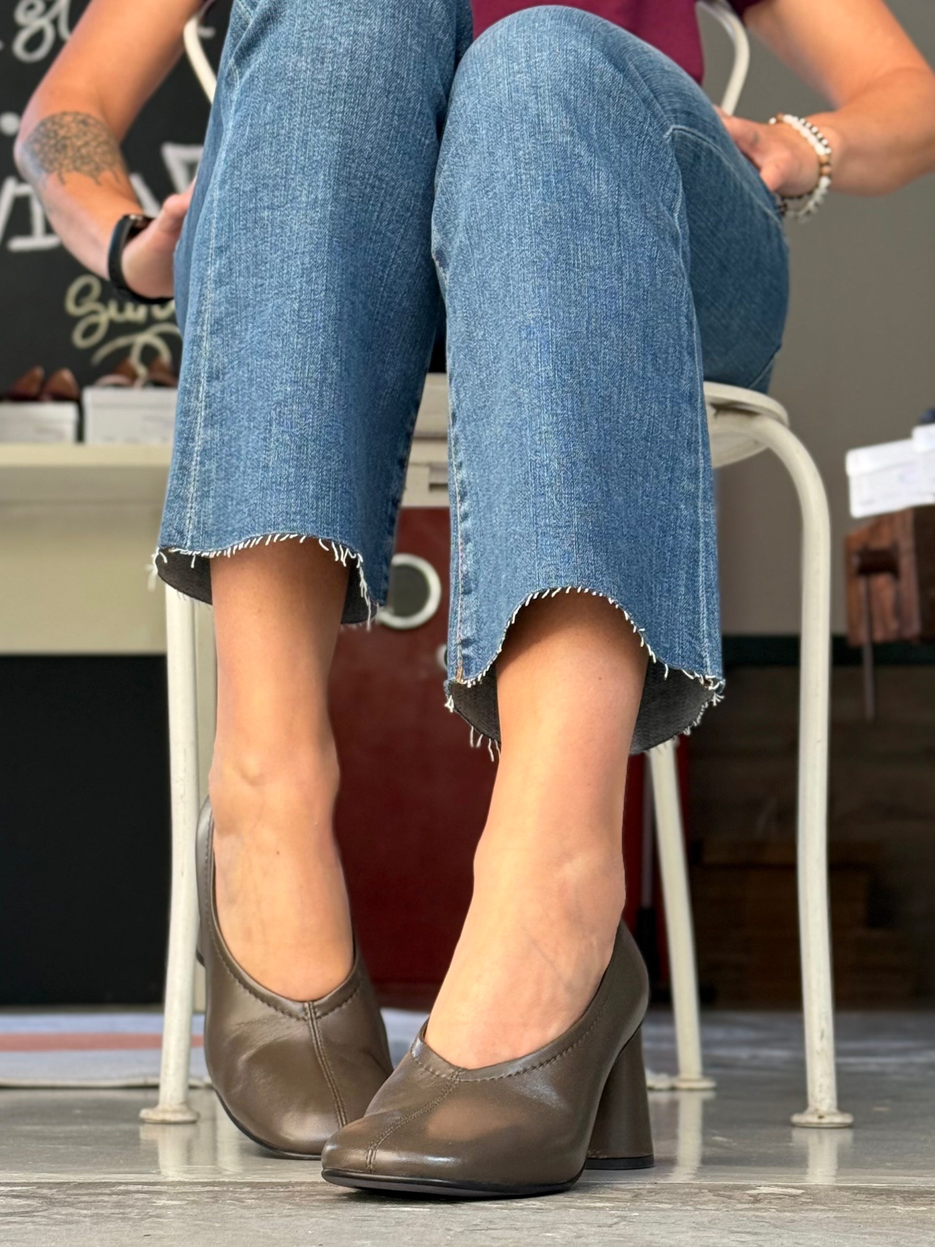 Image of Margie Fango decollete in nappa verde  tacco 7 artigianale marchigiana