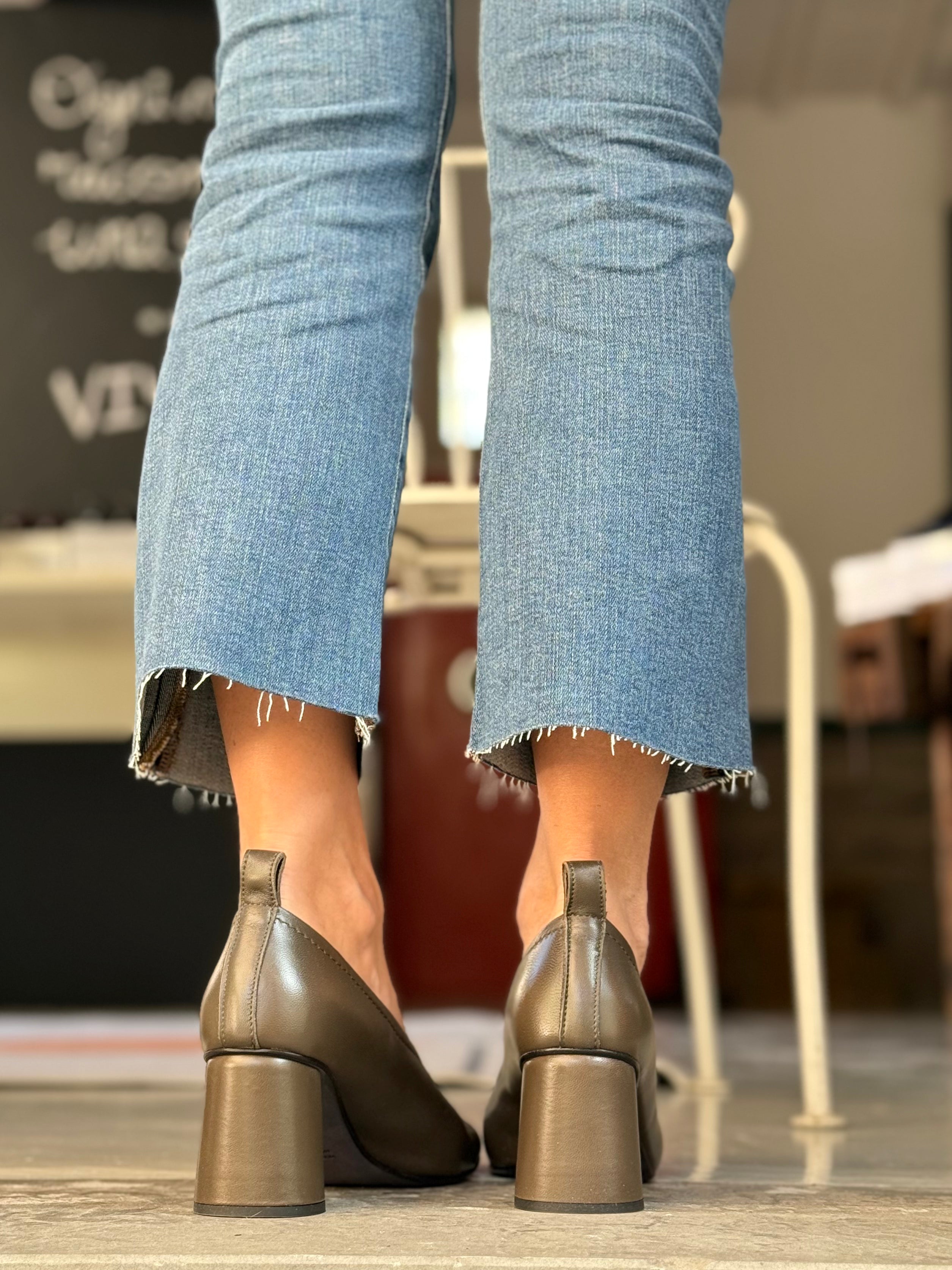 Image of Margie Fango decollete in nappa verde  tacco 7 artigianale marchigiana