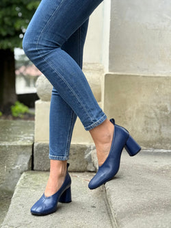 Image of Margie Blue decollete in nappa blu navy tacco 7 artigianale marchigiana