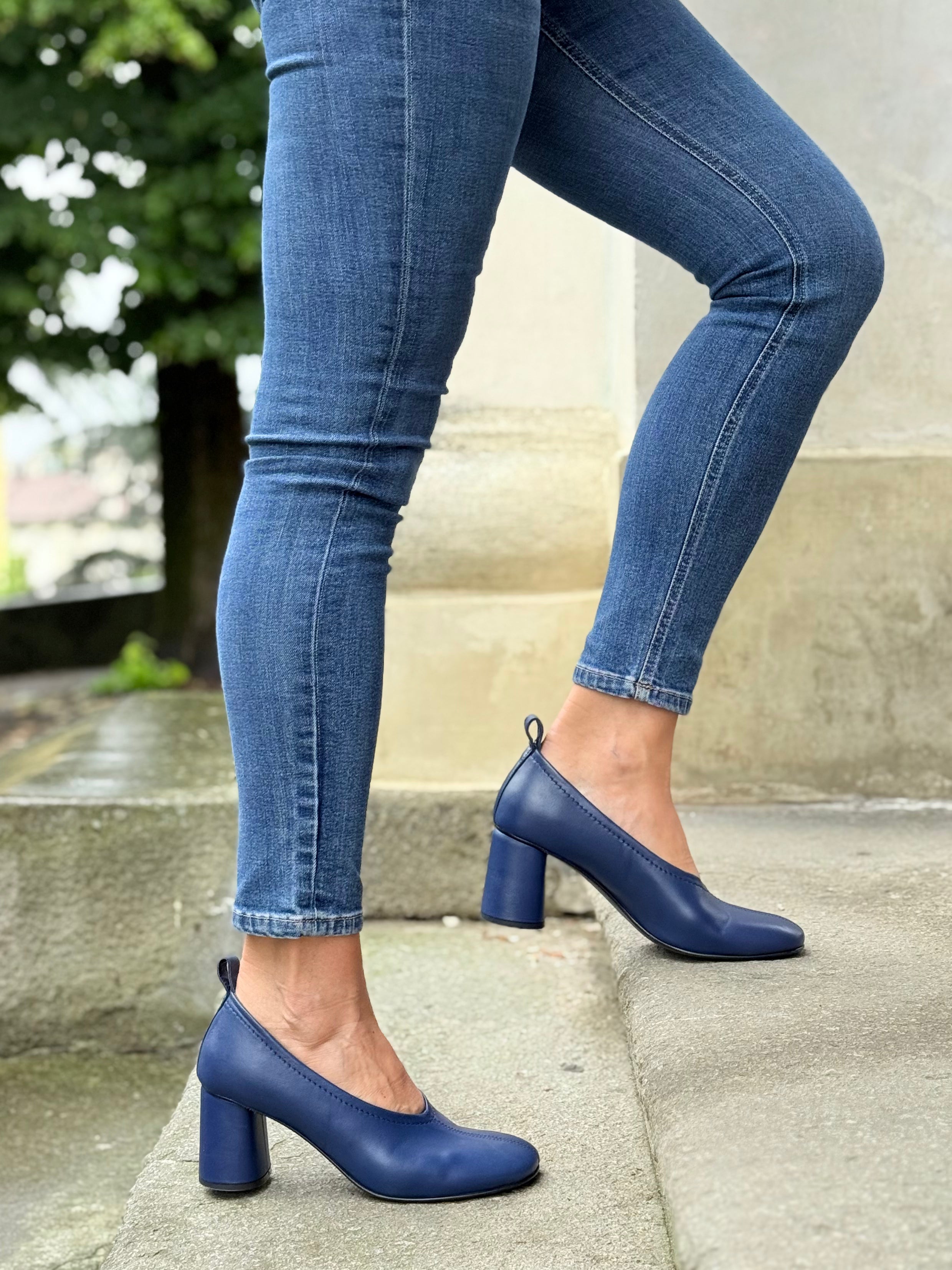 Image of Margie Blue decollete in nappa blu navy tacco 7 artigianale marchigiana