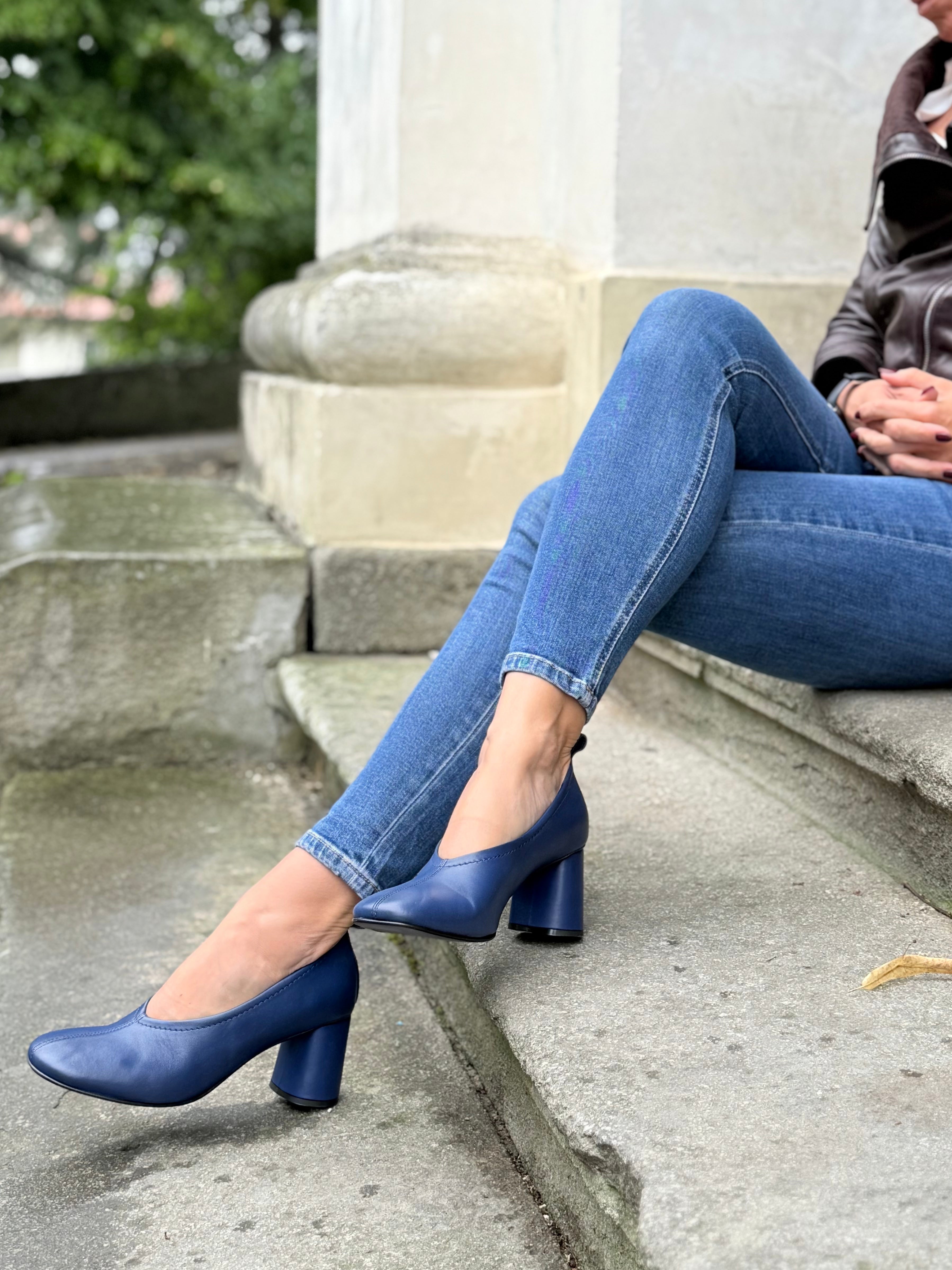 Image of Margie Blue decollete in nappa blu navy tacco 7 artigianale marchigiana