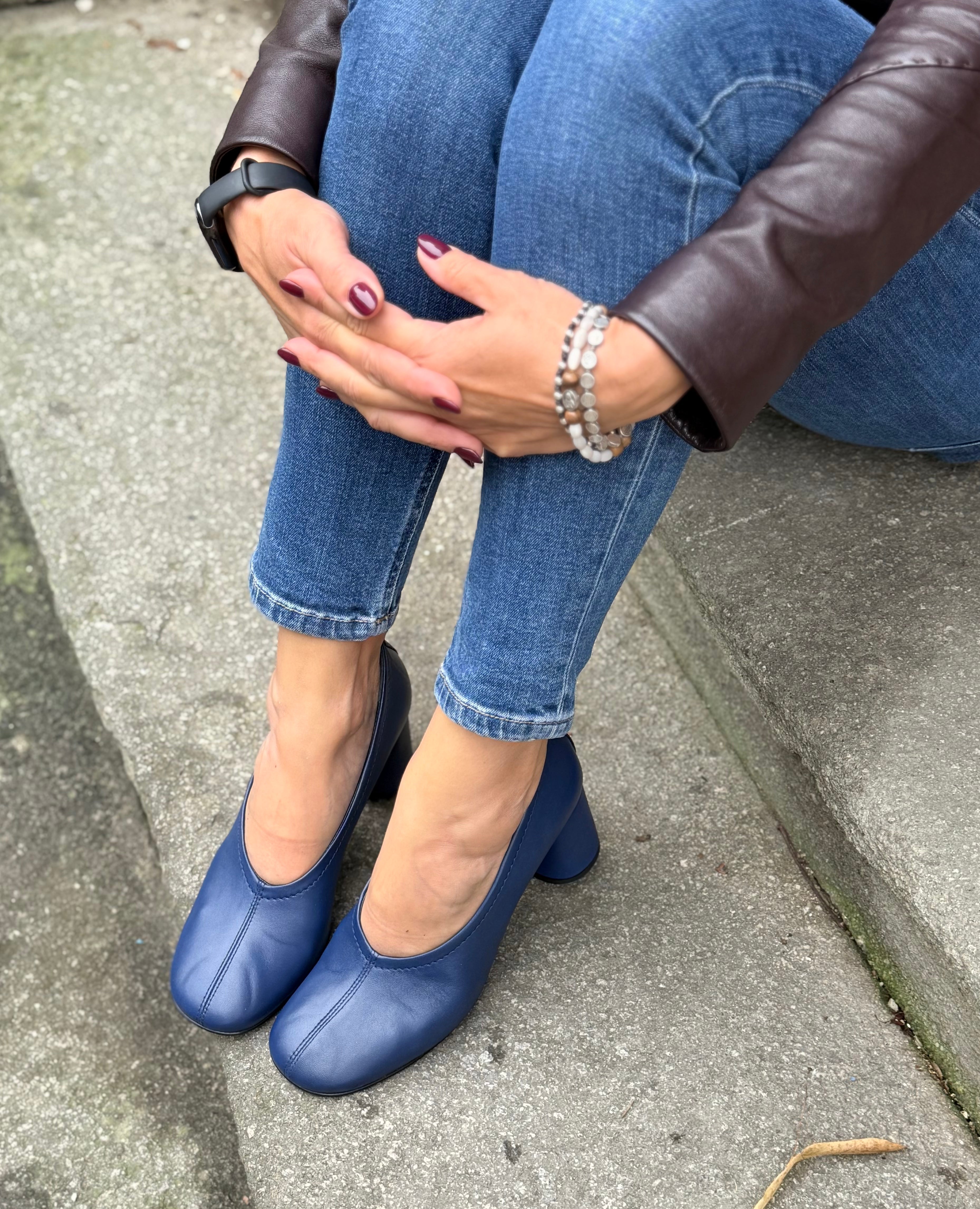 Image of Margie Blue decollete in nappa blu navy tacco 7 artigianale marchigiana