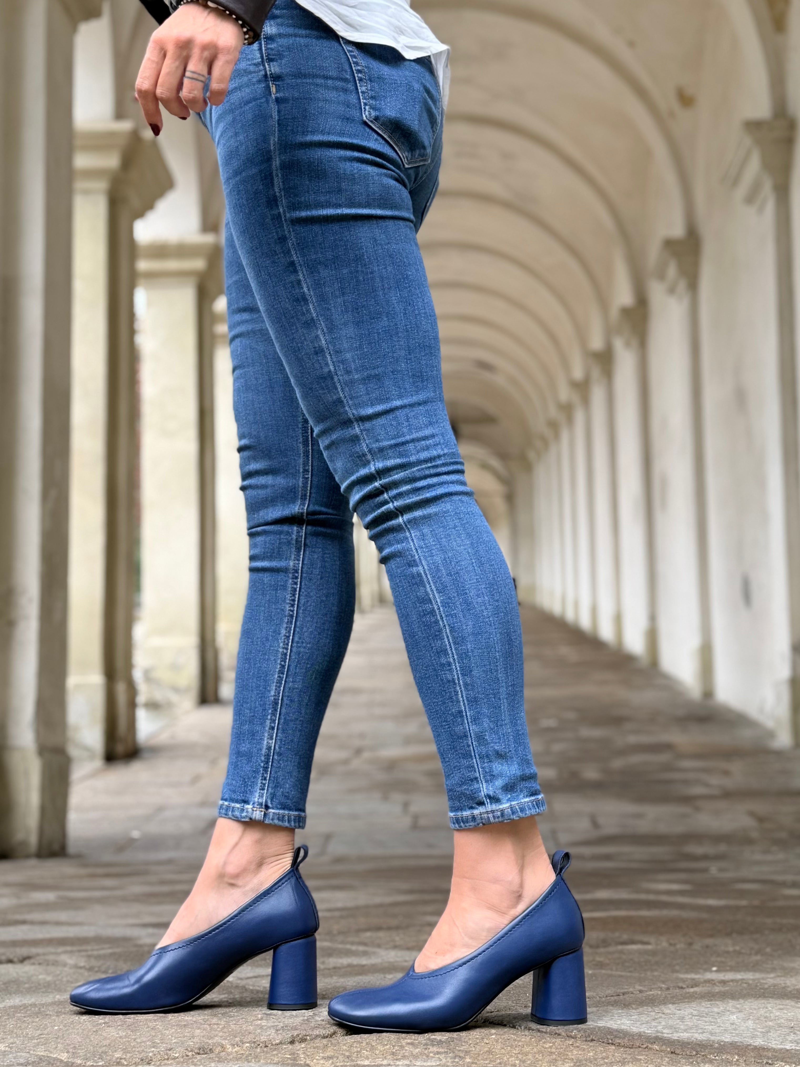 Image of Margie Blue decollete in nappa blu navy tacco 7 artigianale marchigiana