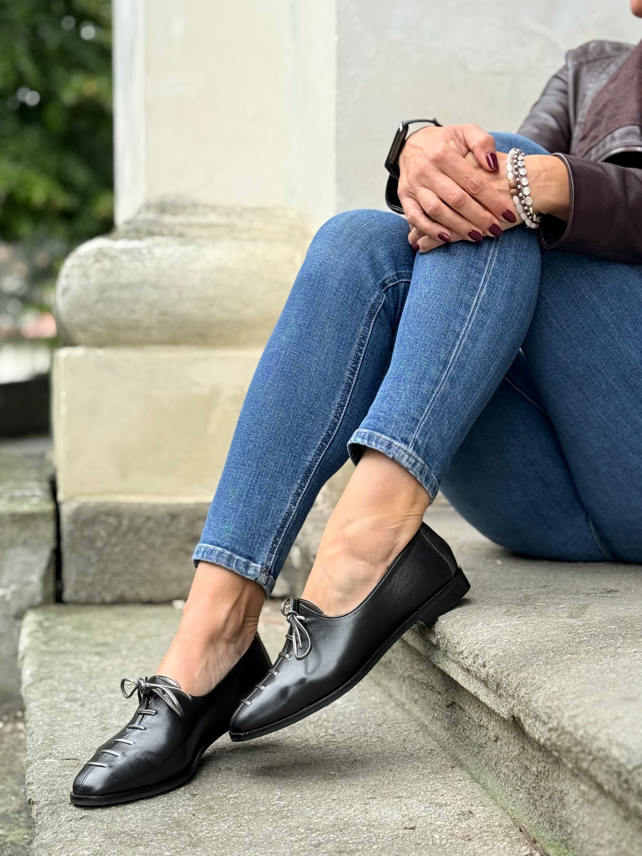 Image of Keep Black scarpina bassa allacciata in nappa nera lavorazione artigianale toscana