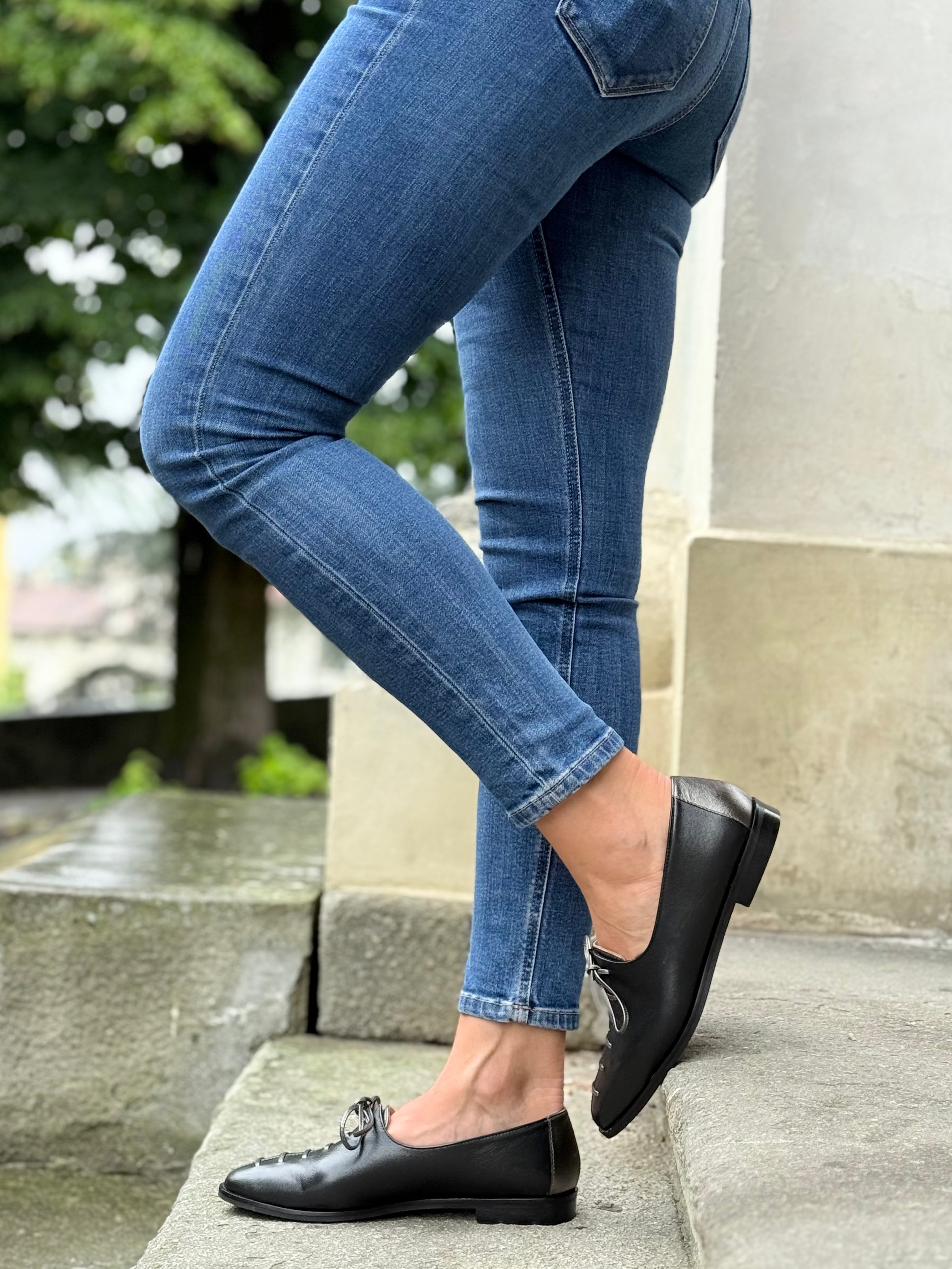 Image of Keep Black scarpina bassa allacciata in nappa nera lavorazione artigianale toscana