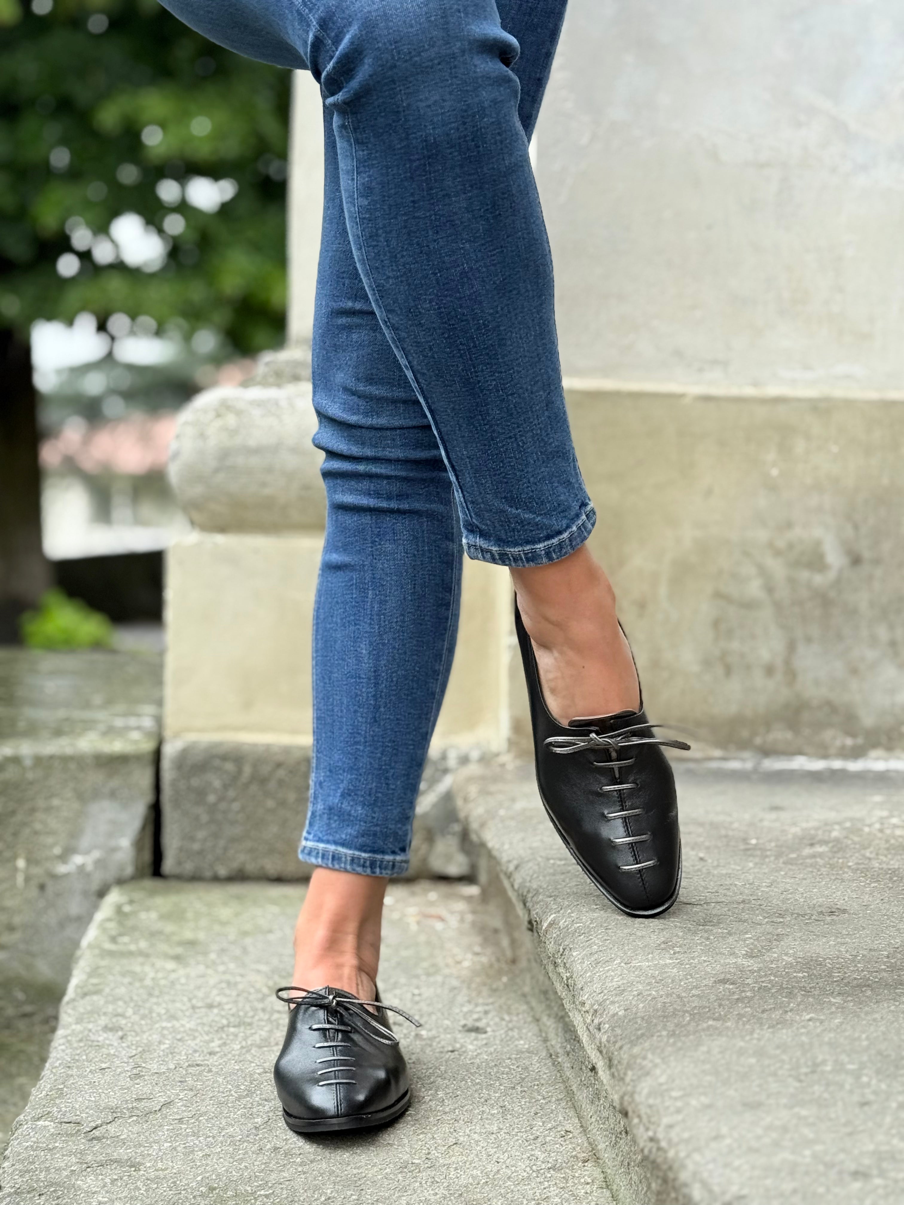 Image of Keep Black scarpina bassa allacciata in nappa nera lavorazione artigianale toscana