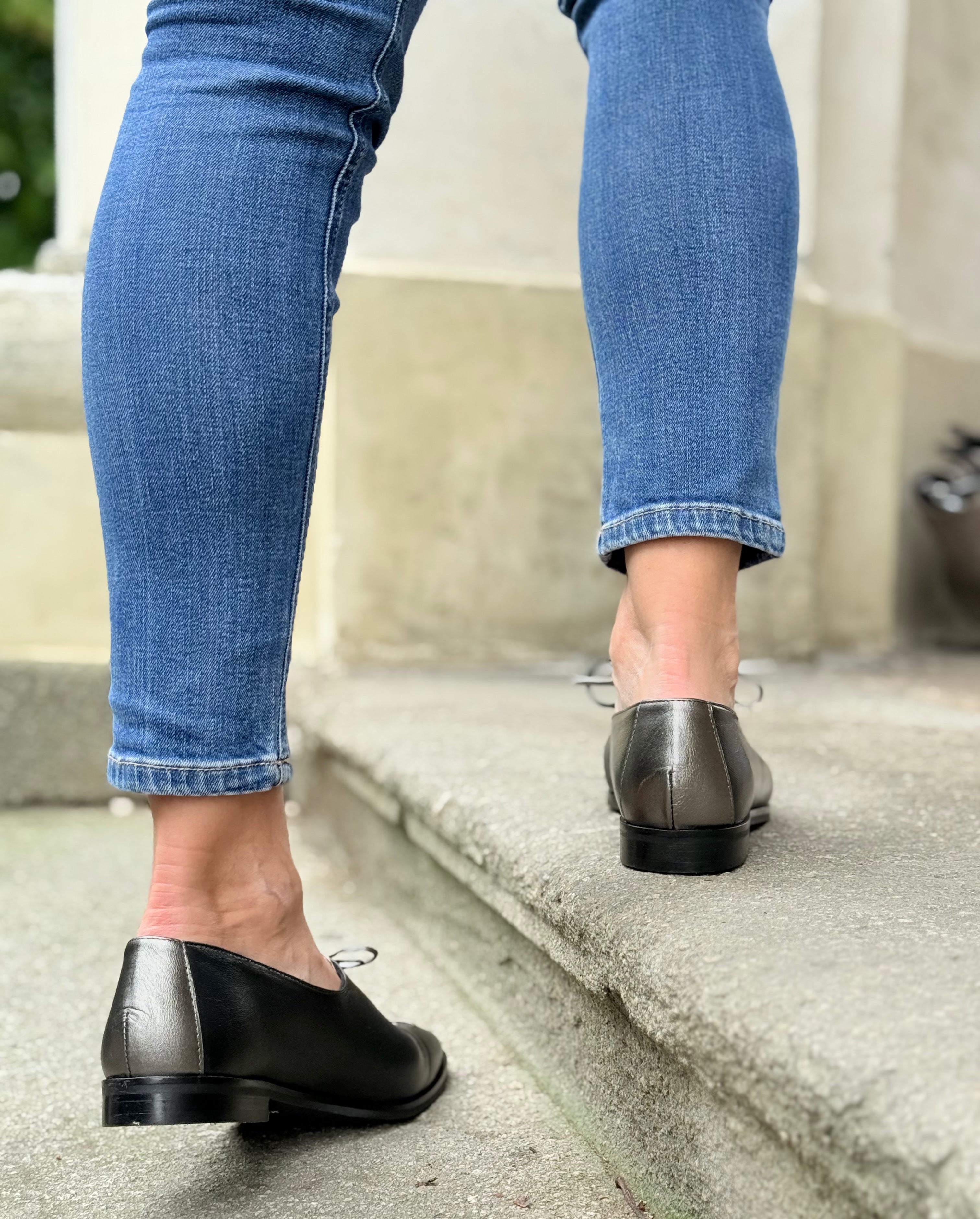 Image of Keep Black scarpina bassa allacciata in nappa nera lavorazione artigianale toscana