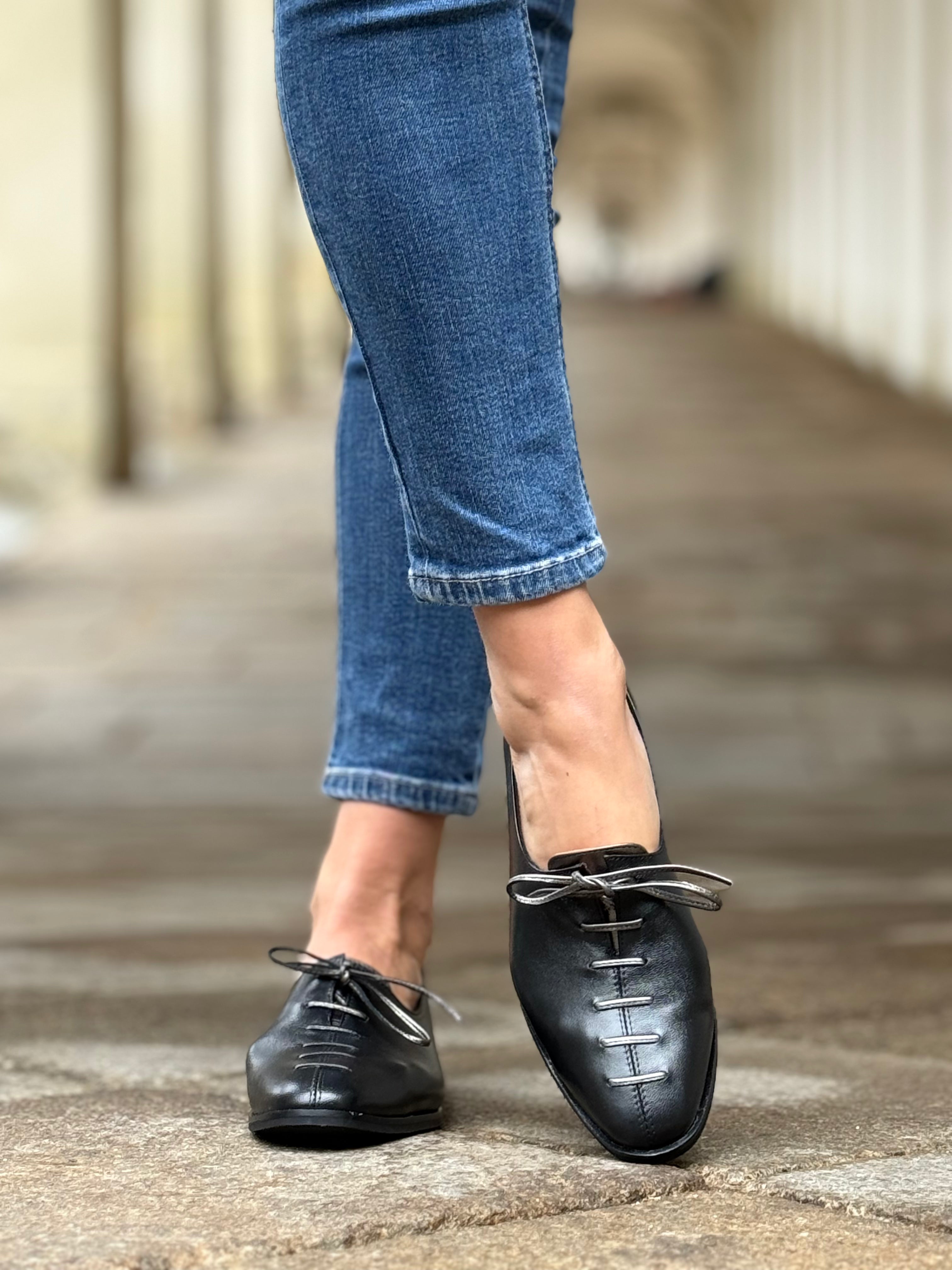 Image of Keep Black scarpina bassa allacciata in nappa nera lavorazione artigianale toscana