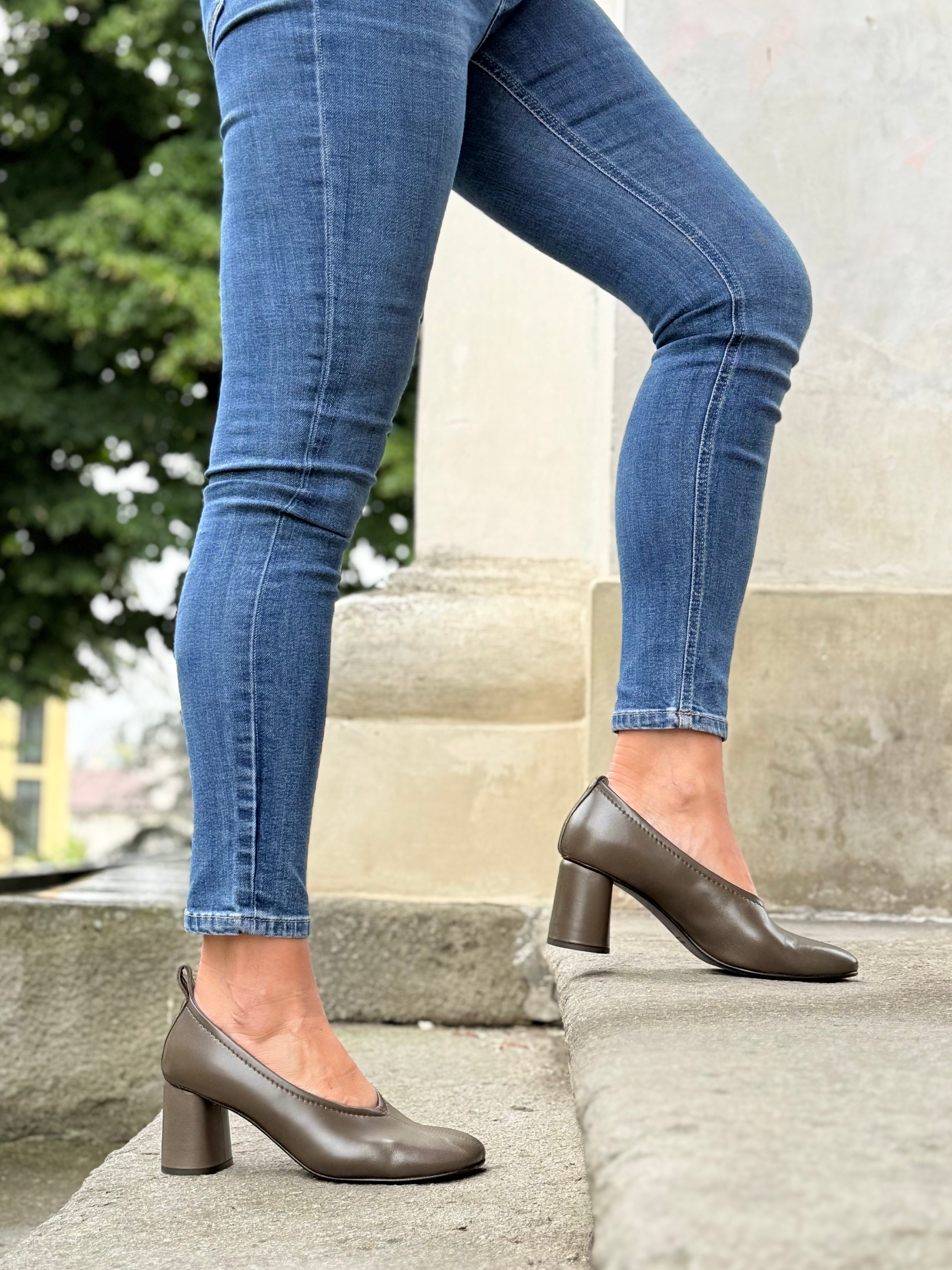 Image of Margie Fango decollete in nappa verde  tacco 7 artigianale marchigiana