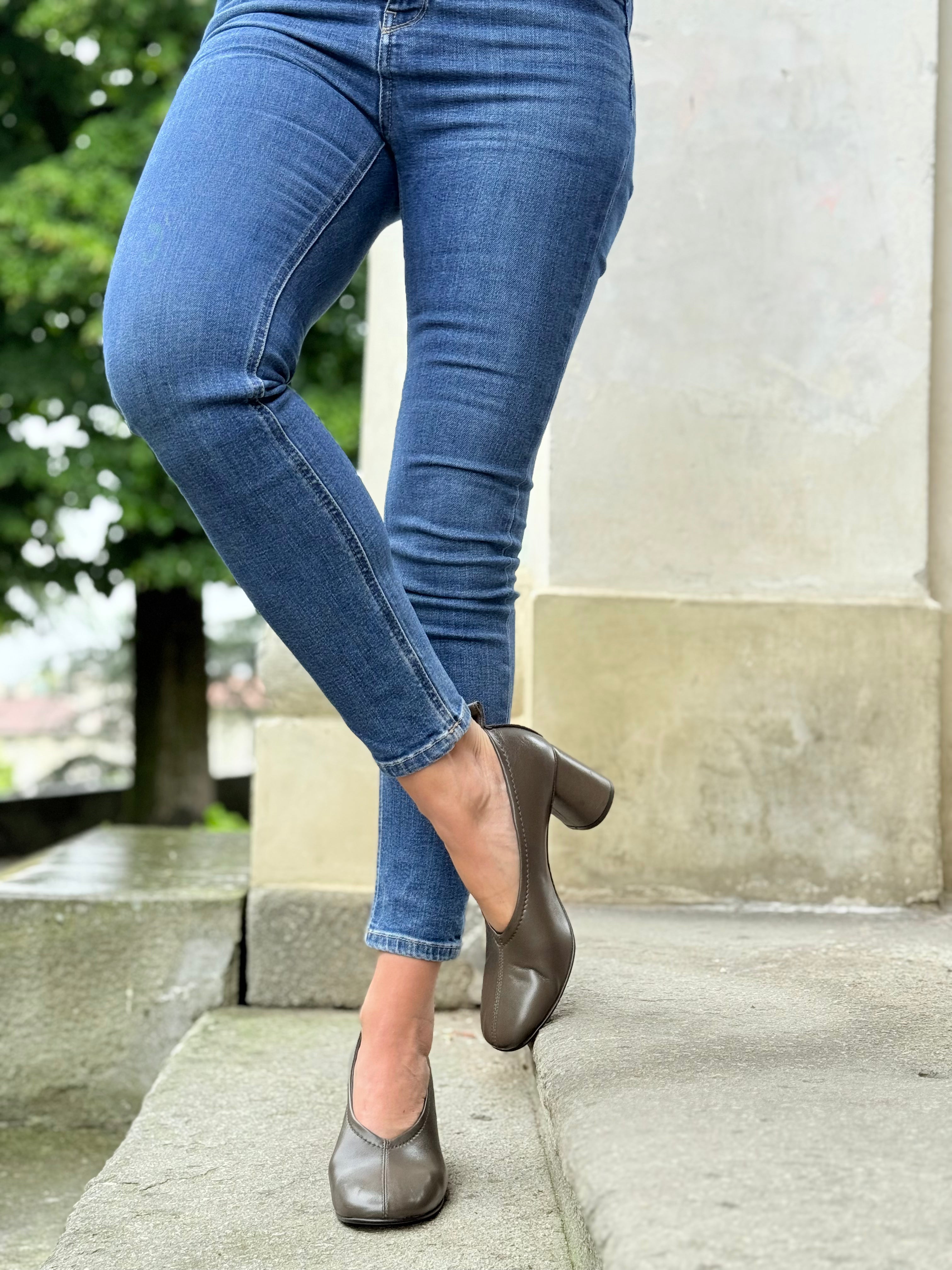 Image of Margie Fango decollete in nappa verde  tacco 7 artigianale marchigiana