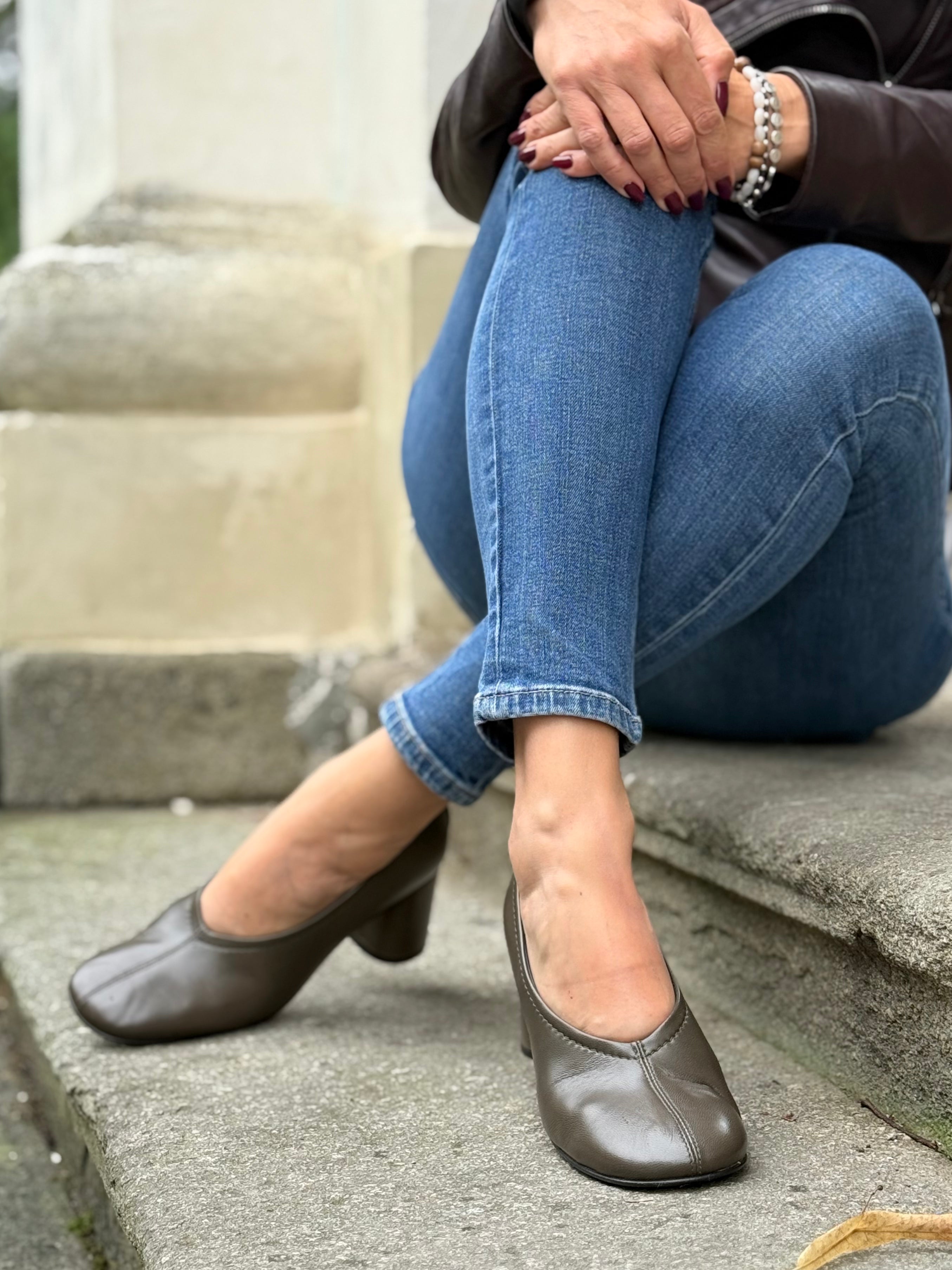 Image of Margie Fango decollete in nappa verde  tacco 7 artigianale marchigiana