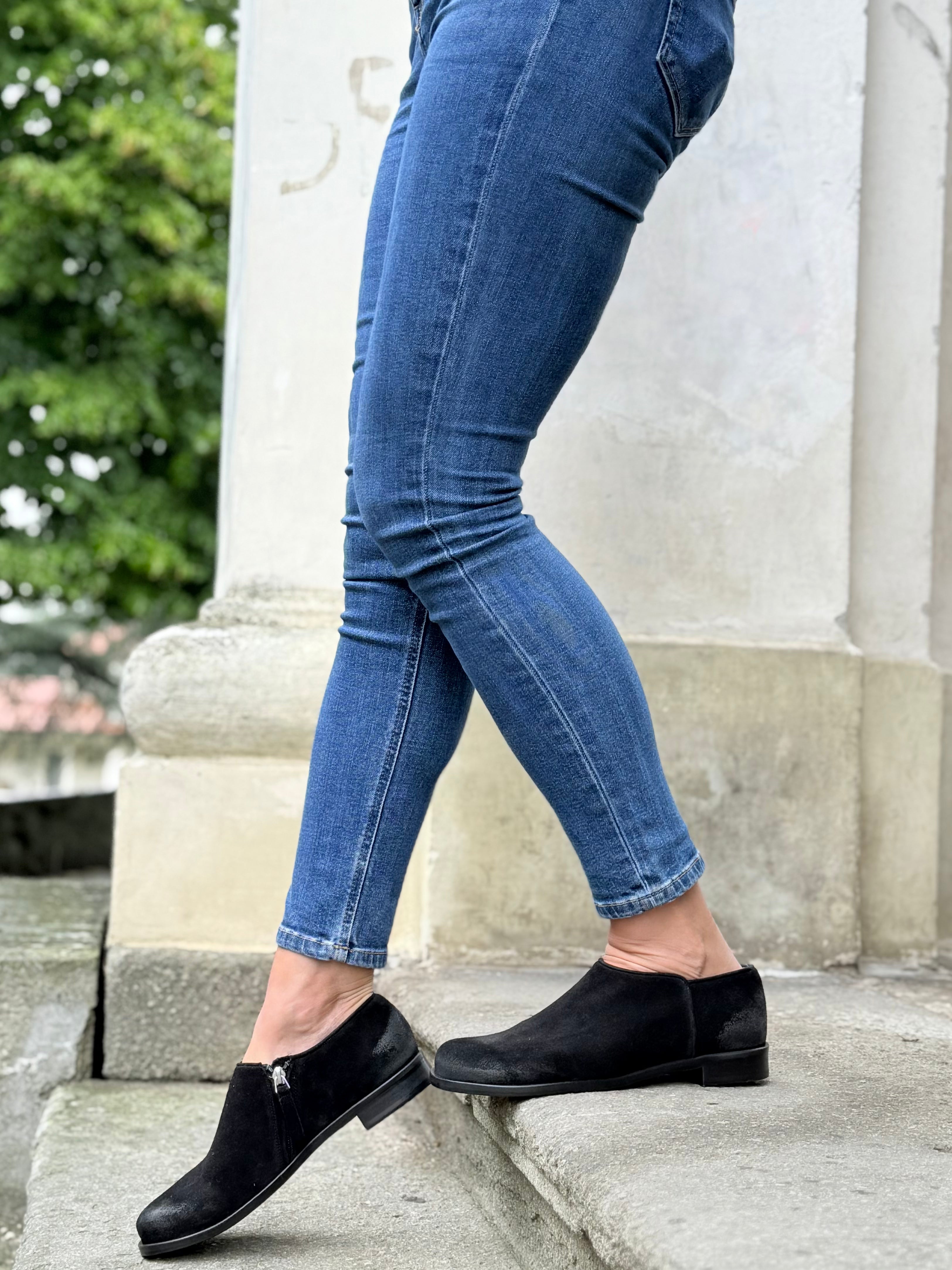 Levante Black scarpa bassa in crosta nera con cerniera tacco 2 cm artigianale