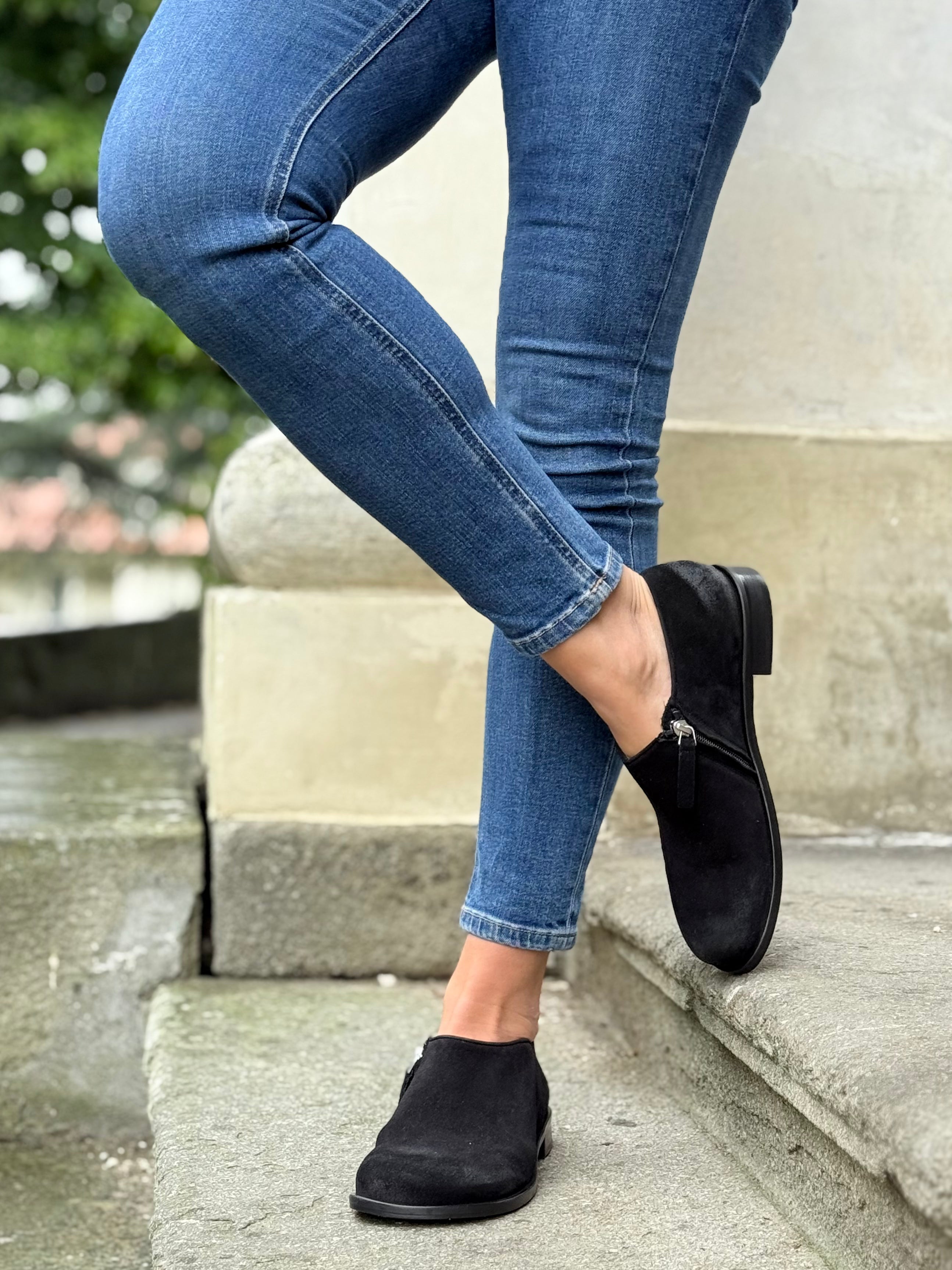 Image of Levante Black scarpa bassa in crosta nera con cerniera tacco 2 cm artigianale