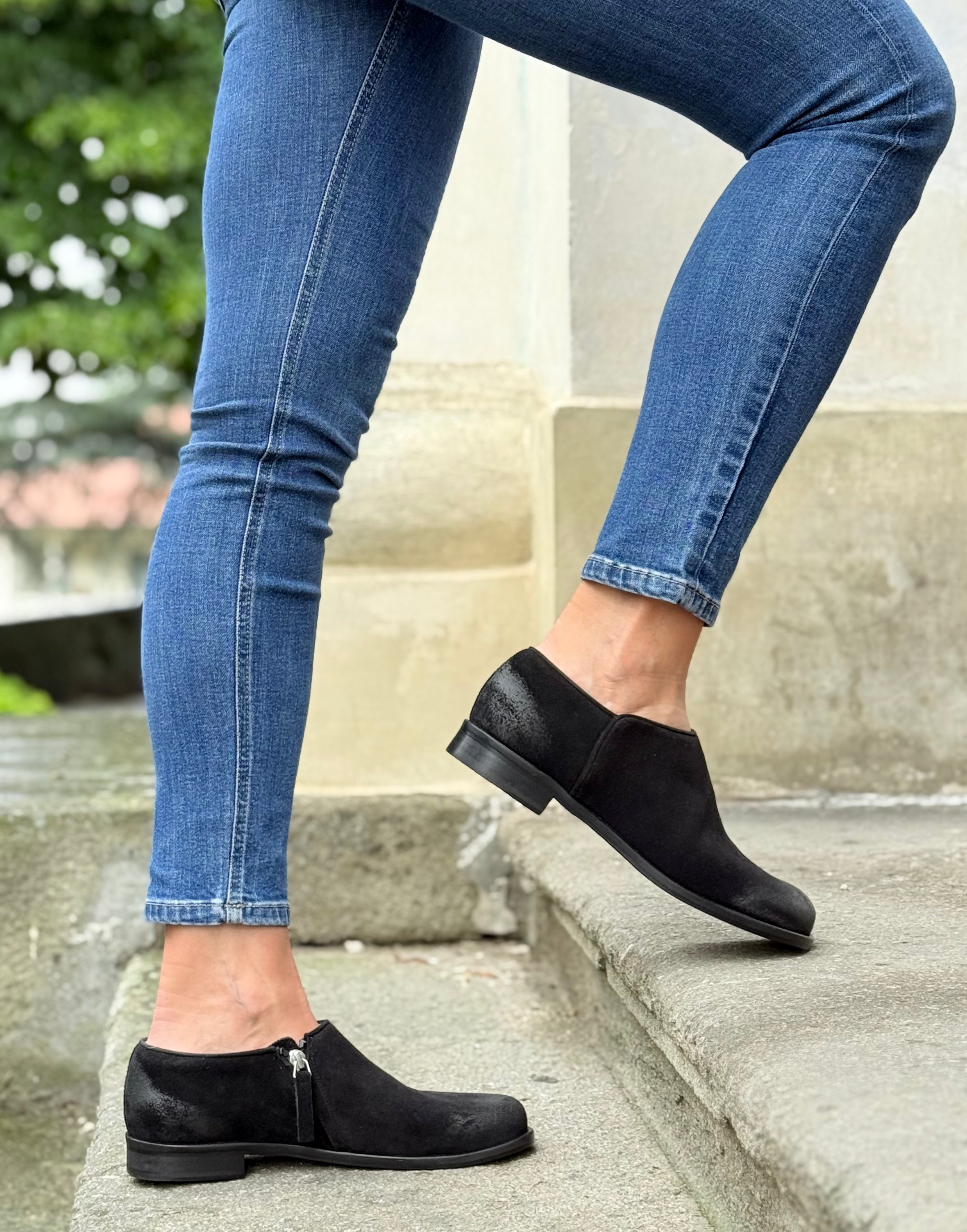 Image of Levante Black scarpa bassa in crosta nera con cerniera tacco 2 cm artigianale