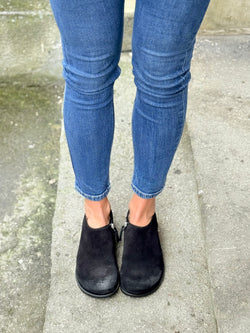 Image of Levante Black scarpa bassa in crosta nera con cerniera tacco 2 cm artigianale