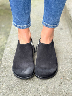 Image of Levante Black scarpa bassa in crosta nera con cerniera tacco 2 cm artigianale