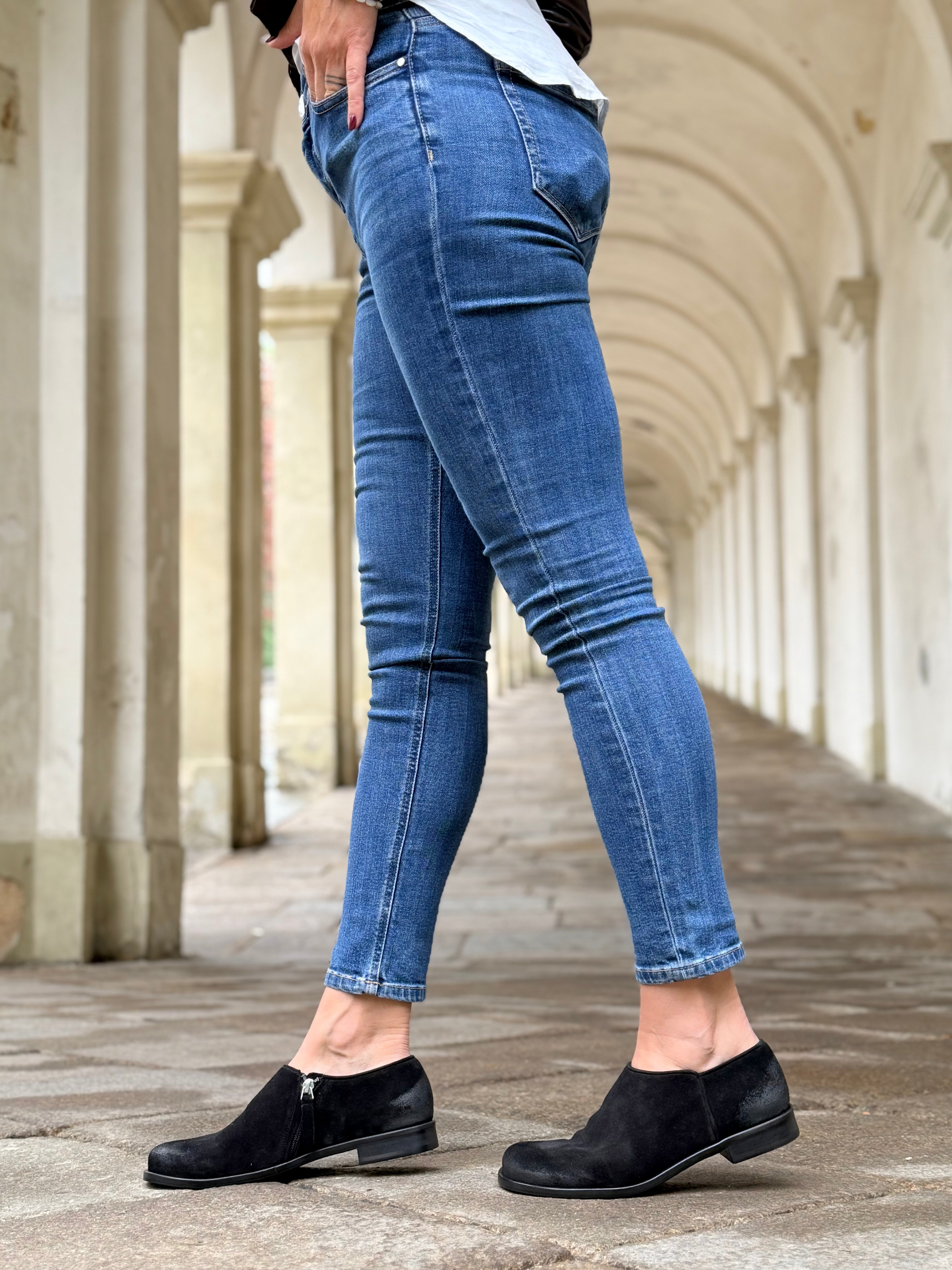 Image of Levante Black scarpa bassa in crosta nera con cerniera tacco 2 cm artigianale