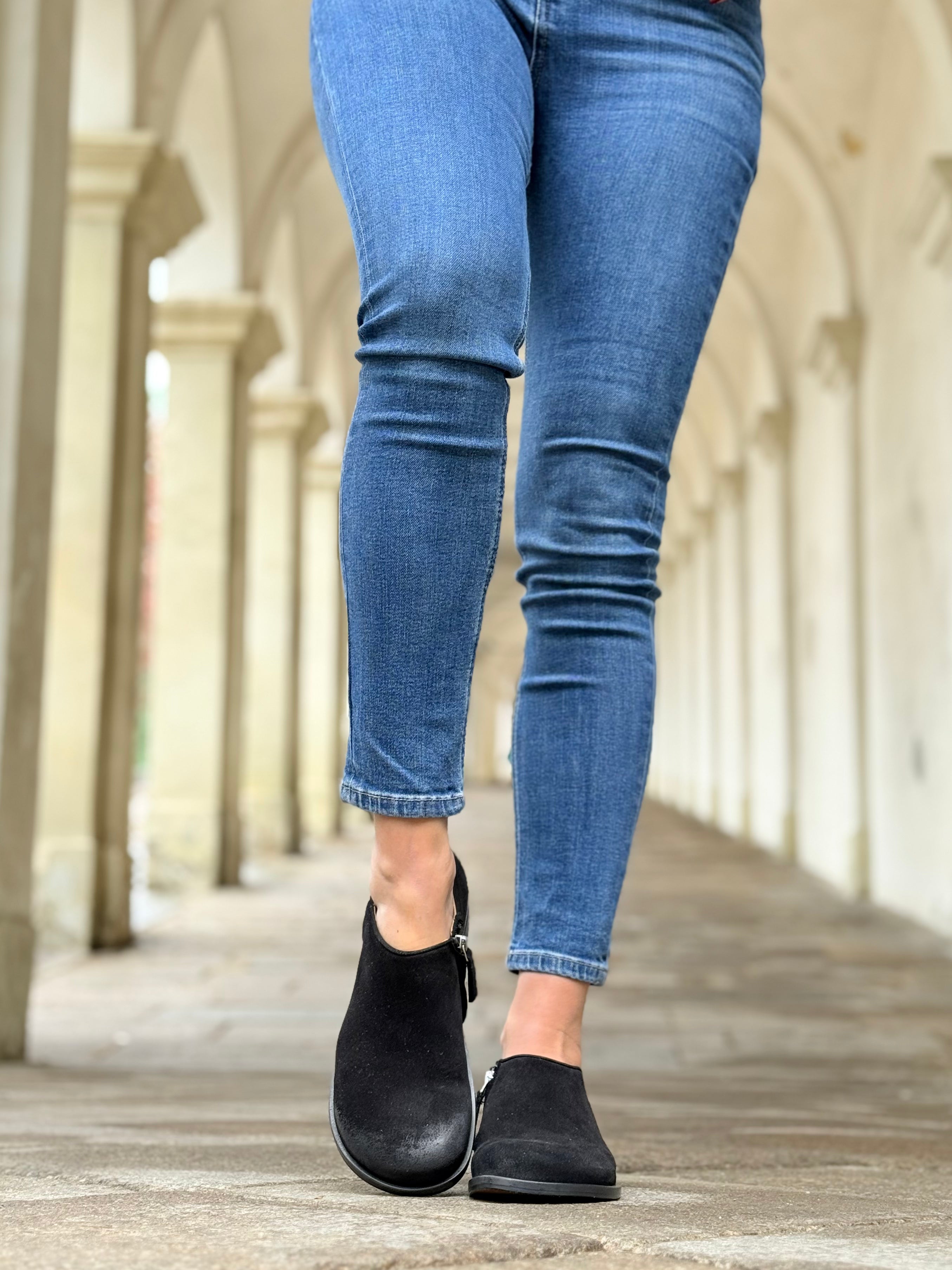Levante Black scarpa bassa in crosta nera con cerniera tacco 2 cm artigianale